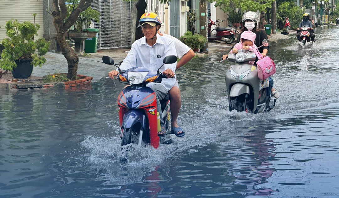 Lạ lùng khu dân cư bịt miệng cống, mưa ngập liên tục