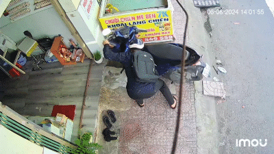 Clip ghi cảnh trộm không bẻ được khóa xe, vào nhà lục tìm chìa khóa