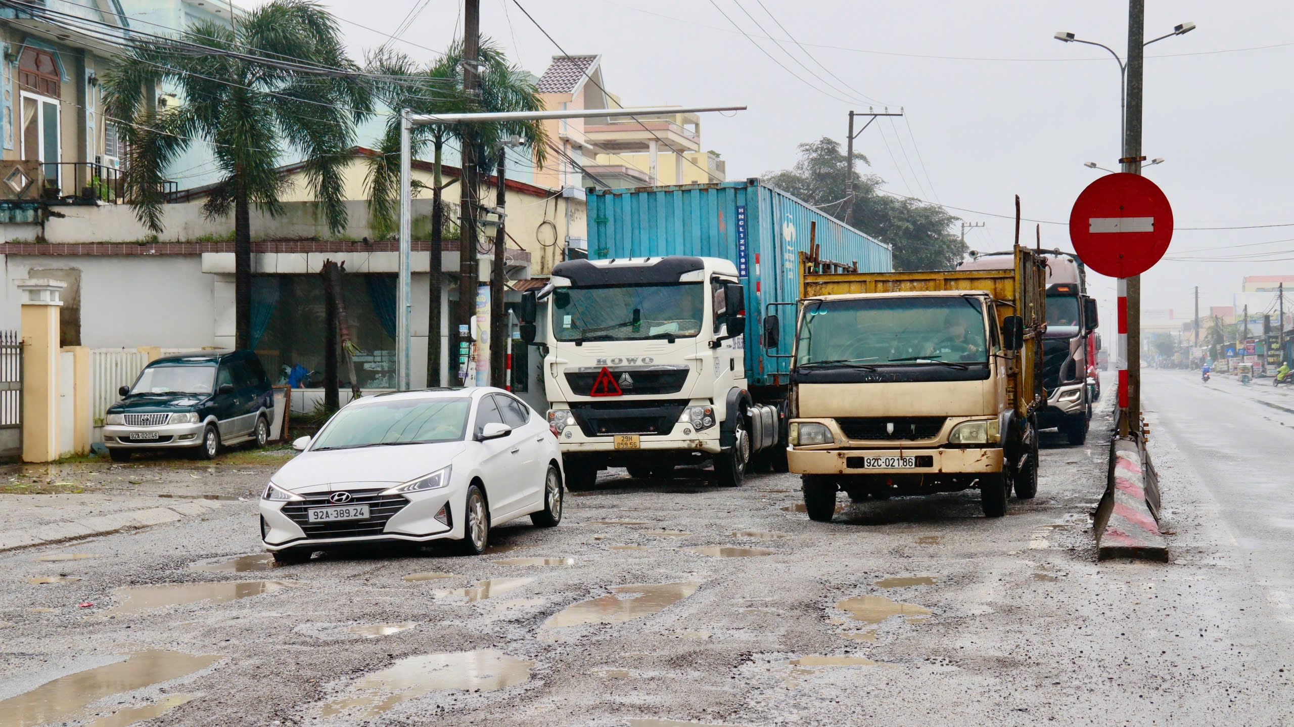 Quốc lộ 1 phía Nam tỉnh Quảng Nam 'nát như tương', vừa vá xong lại hỏng