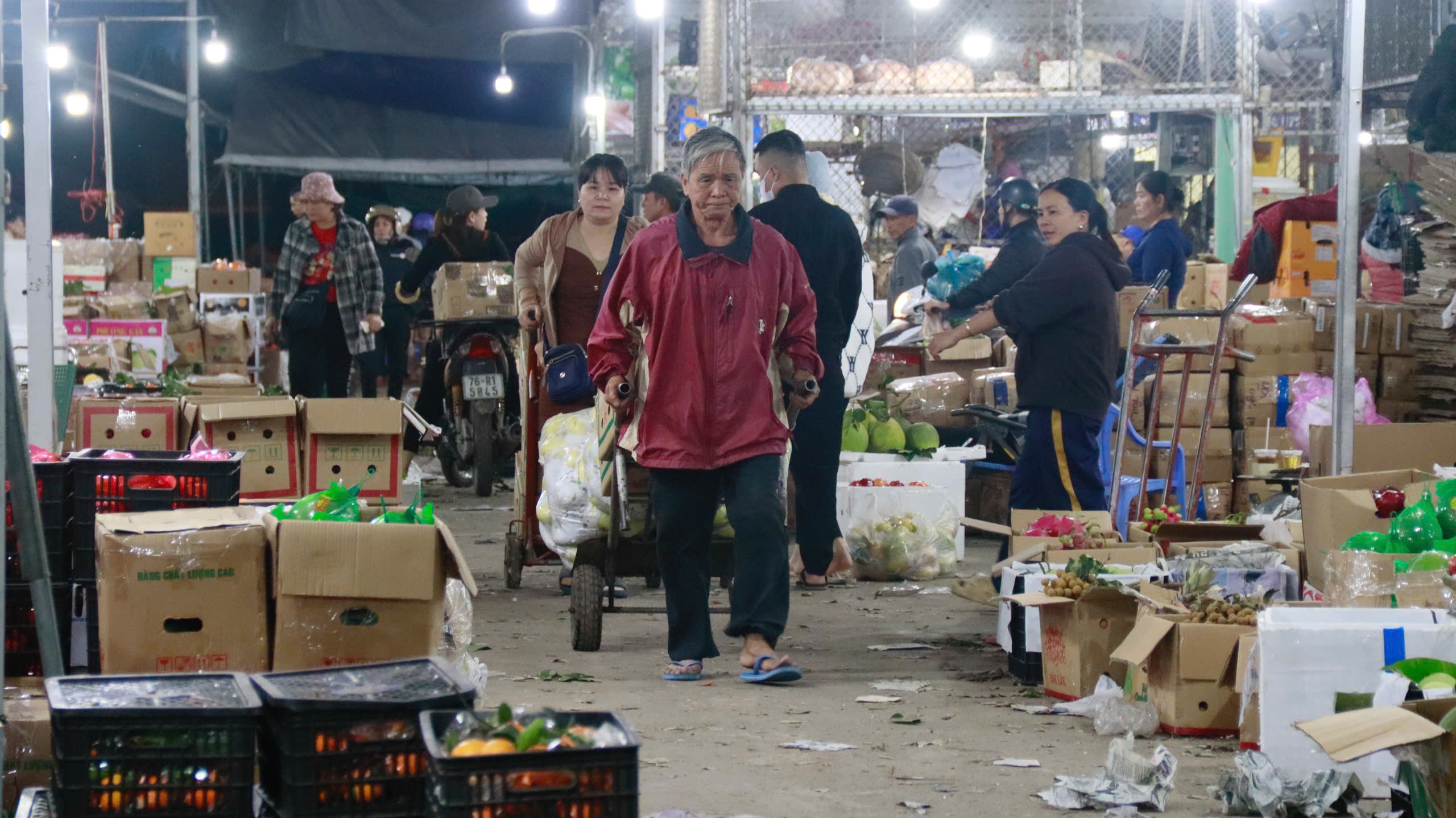 Tết của những ‘người cửu vạn’ ở chợ đầu mối lớn nhất Quảng Ngãi