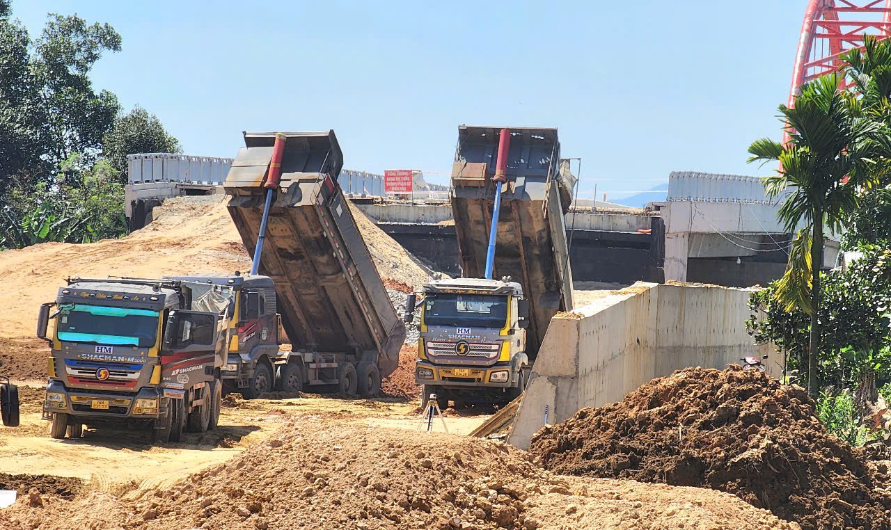 Tăng tốc thi công cầu vòm thép đầu tiên ở Quảng Ngãi