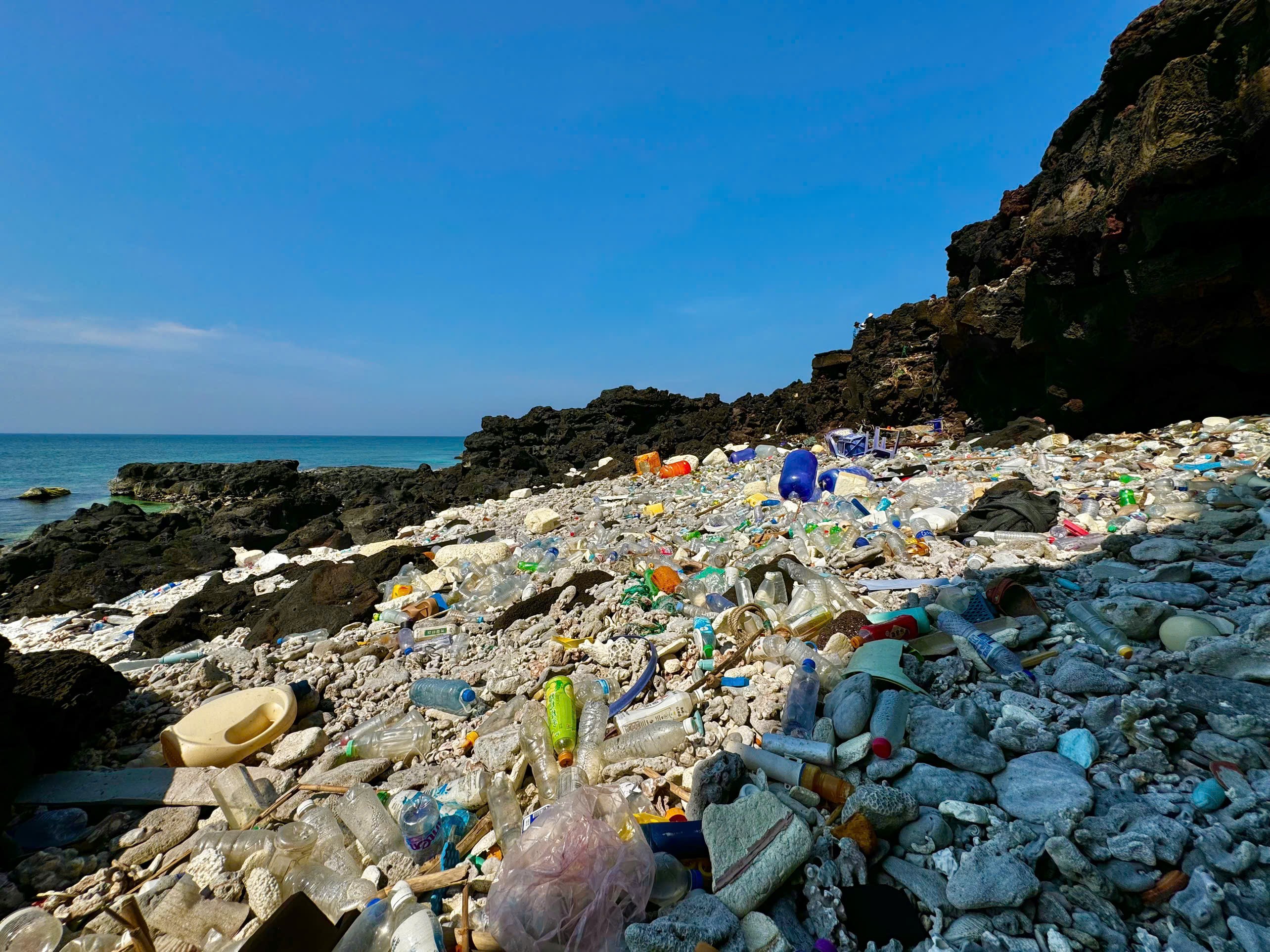 Rác thải bủa vây đảo Bé, huyện Lý Sơn không xử lý xuể