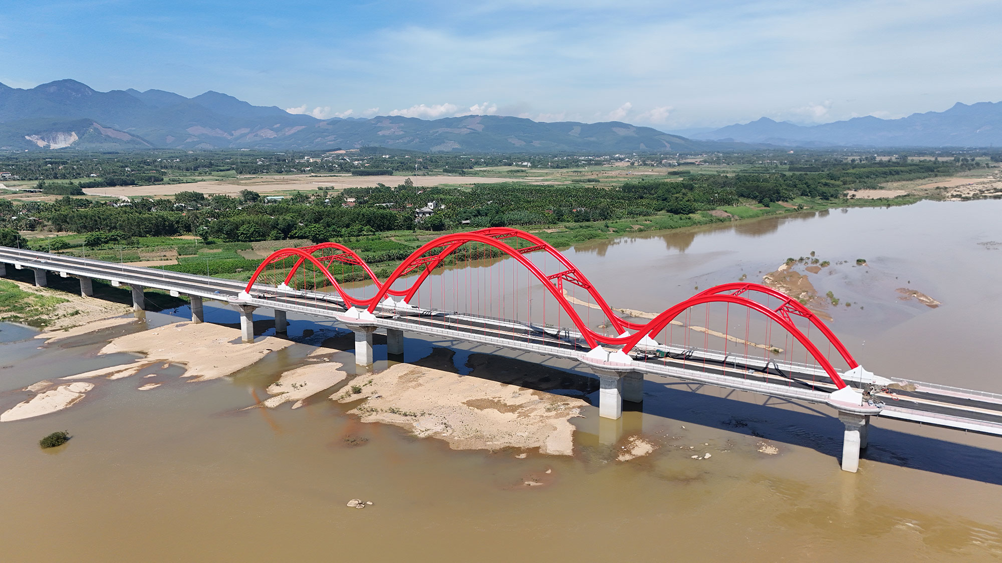 Chiêm ngưỡng cây cầu vòm thép đầu tiên bắc qua sông Trà Khúc