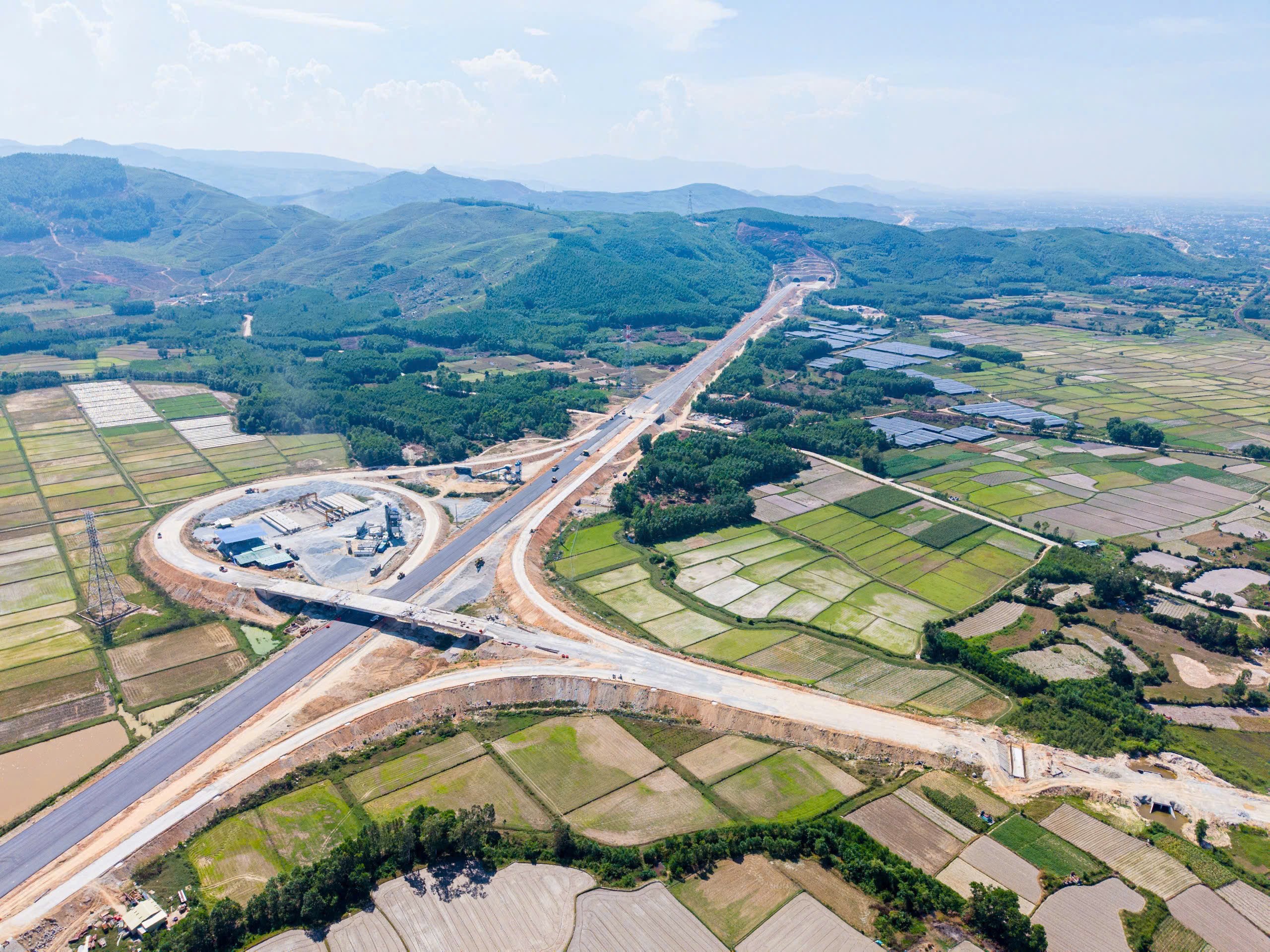 Cao tốc Quảng Ngãi - Hoài Nhơn lộ hình hài sau hơn 2 năm thi công