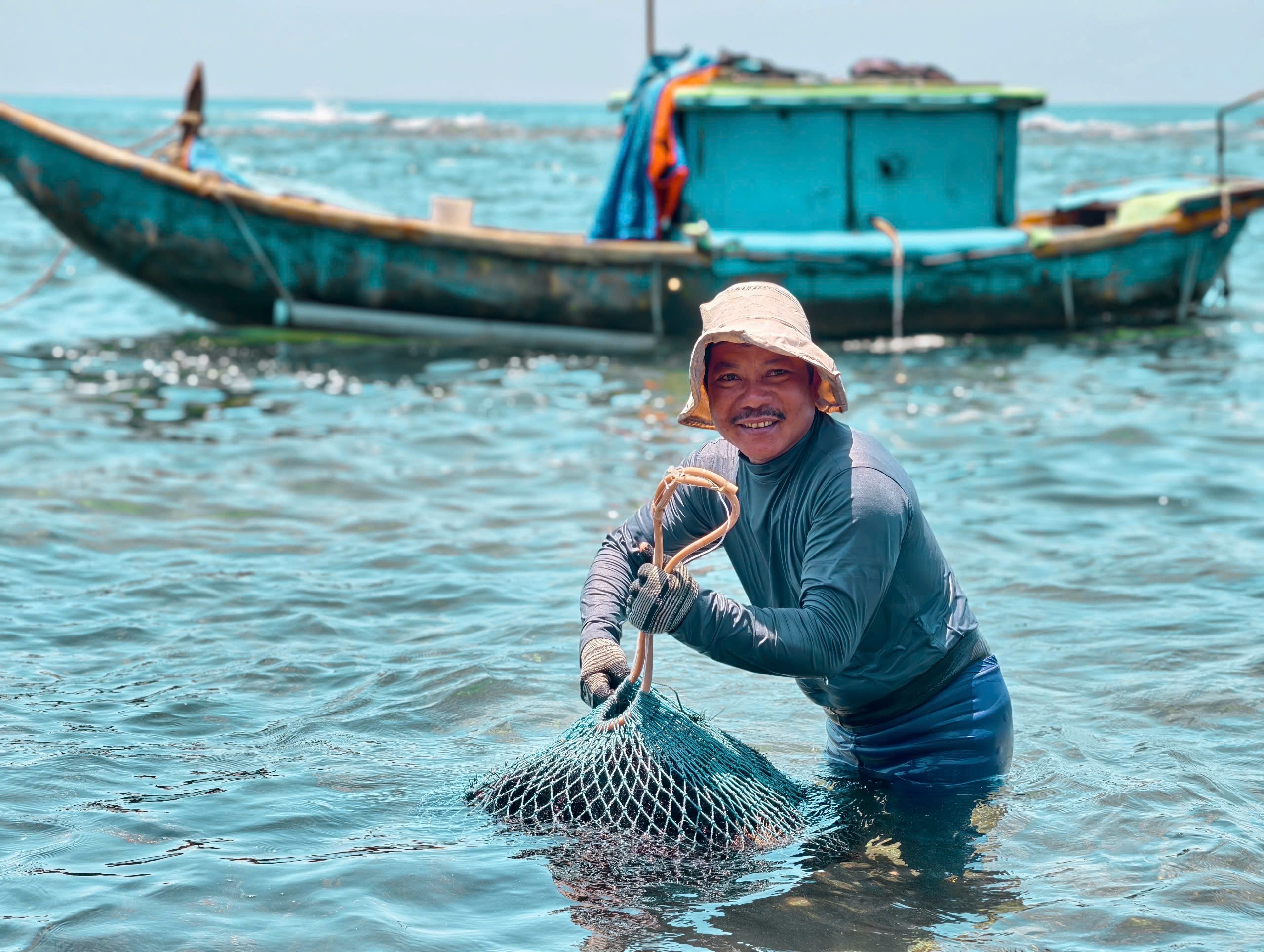 Ngư dân Quảng Ngãi vào mùa săn nhum biển ở mũi Ba Làng An