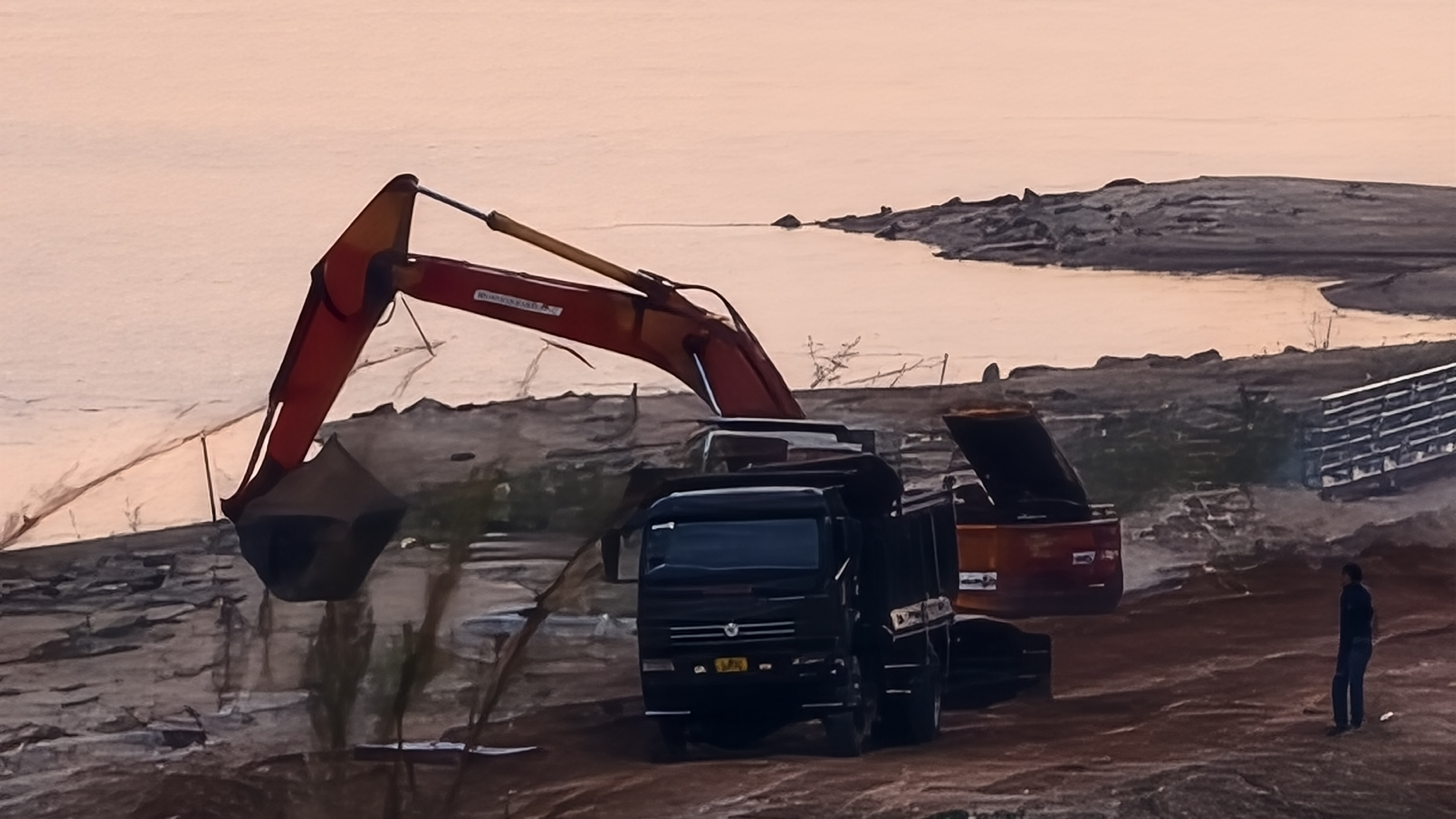 Có dấu hiệu tham ô và vi phạm về khai thác tài nguyên