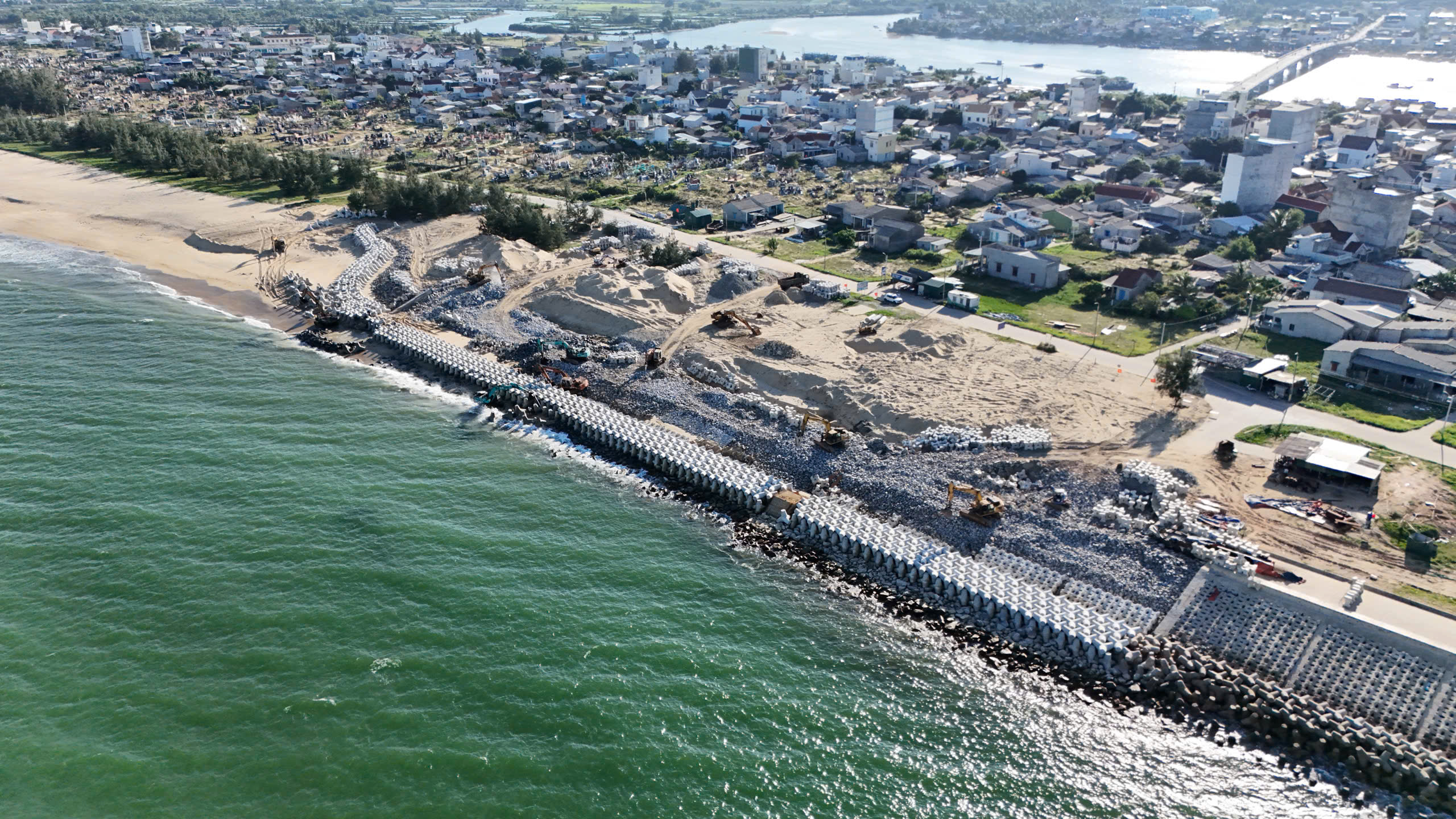 Khẩn trương hoàn thành 2 dự án chống sạt lở bờ biển ở Quảng Ngãi