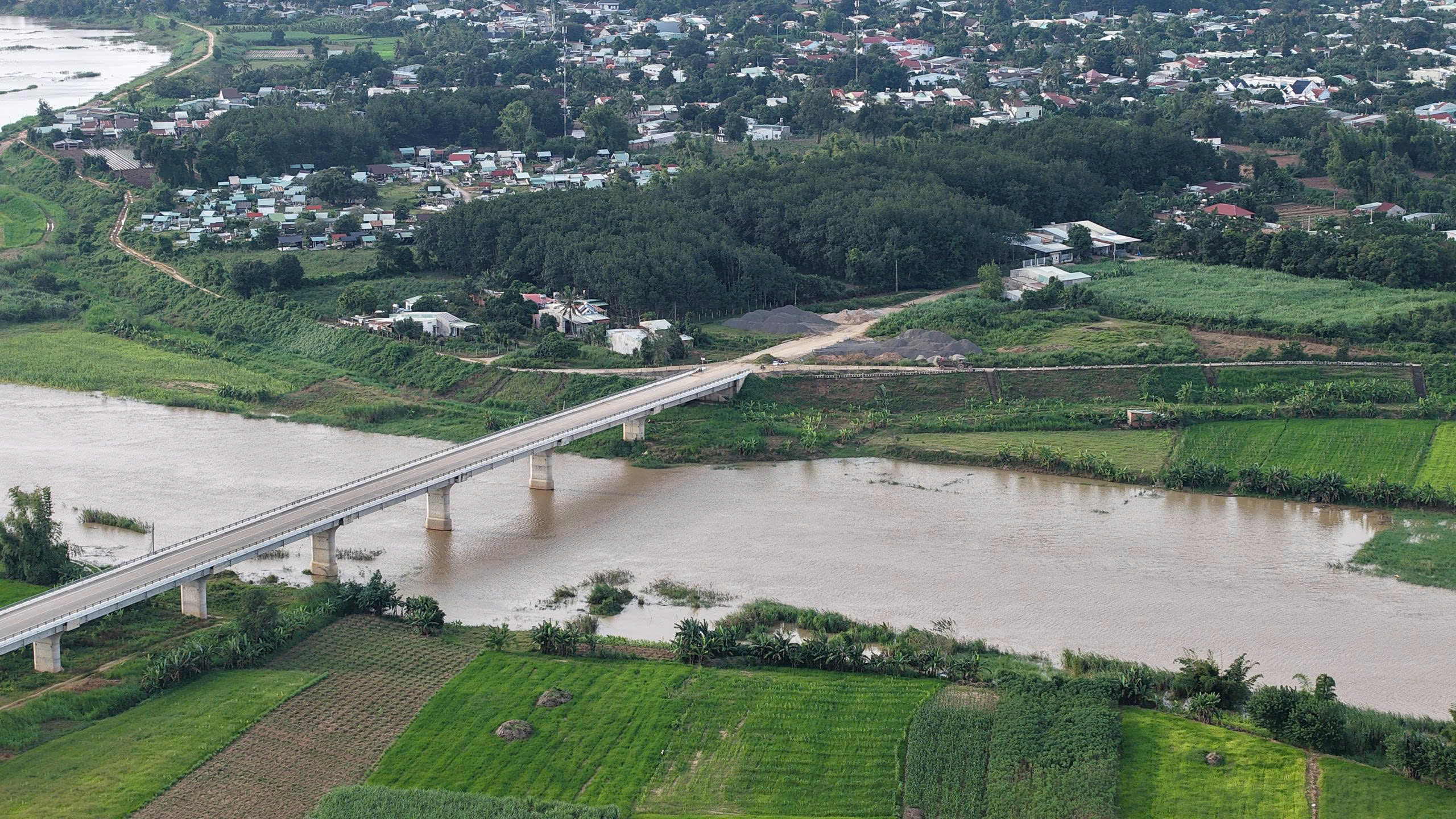 Cầu 121 tỉ đồng ở Quảng Ngãi xây xong 3 năm vẫn chờ đường dẫn