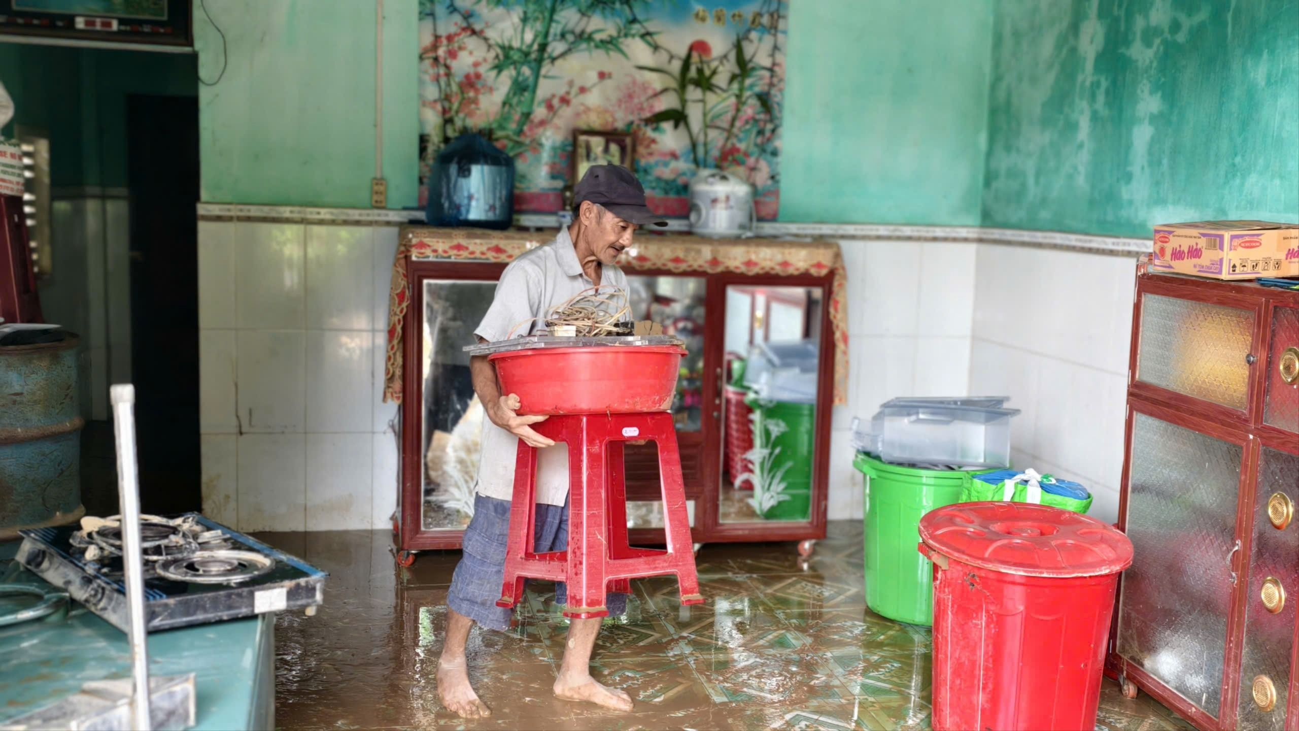 Người dân vùng lũ Quảng Ngãi tất bật dọn dẹp sau trận lũ dữ