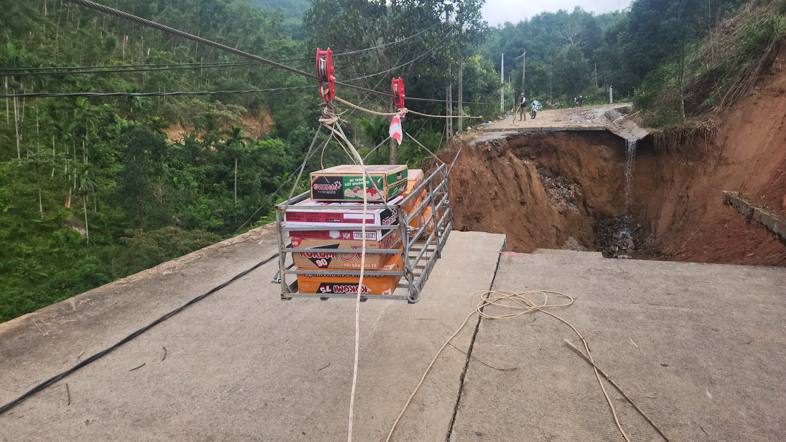 Hơn 1.000 hộ dân ở Quảng Ngãi phải dùng ròng rọc để chuyển lương thực