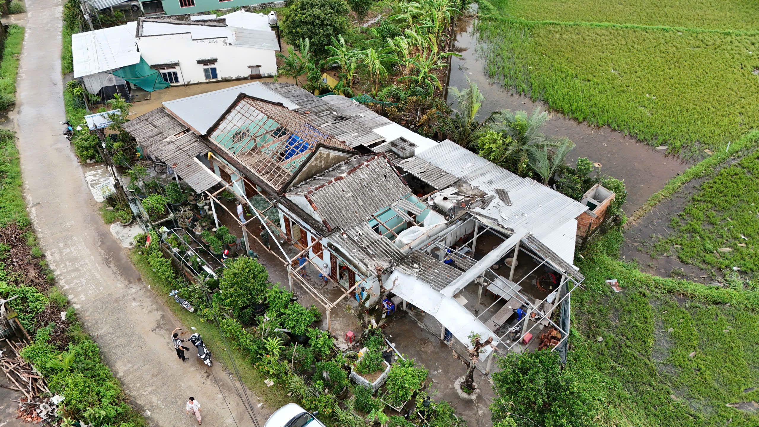 Lốc xoáy ở Quảng Ngãi: 25 mái nhà bị cuốn bay mái trong chốc lát