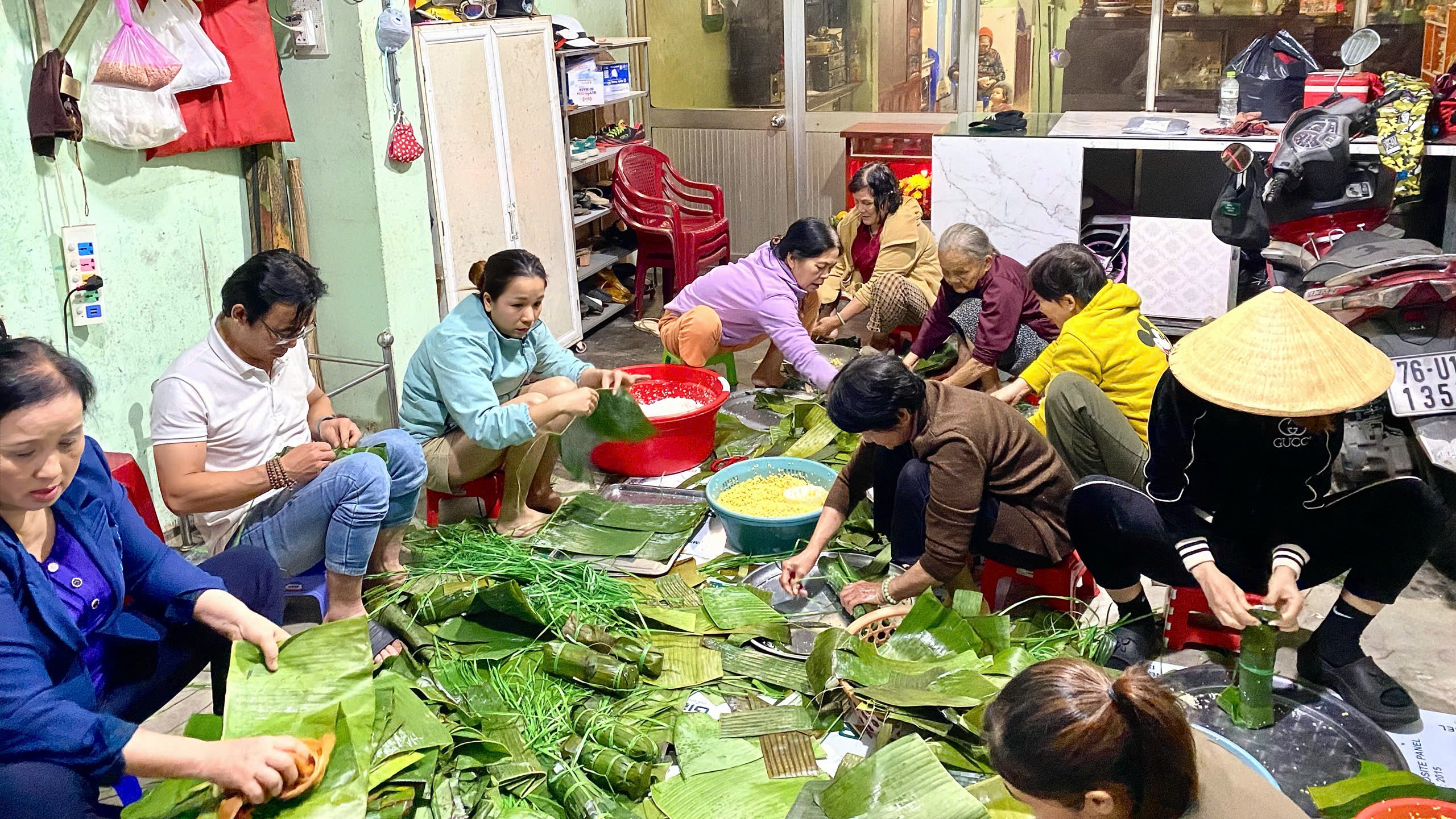 Người dân Quảng Ngãi tất bật gói bánh, soạn thực phẩm gửi vào vùng lũ