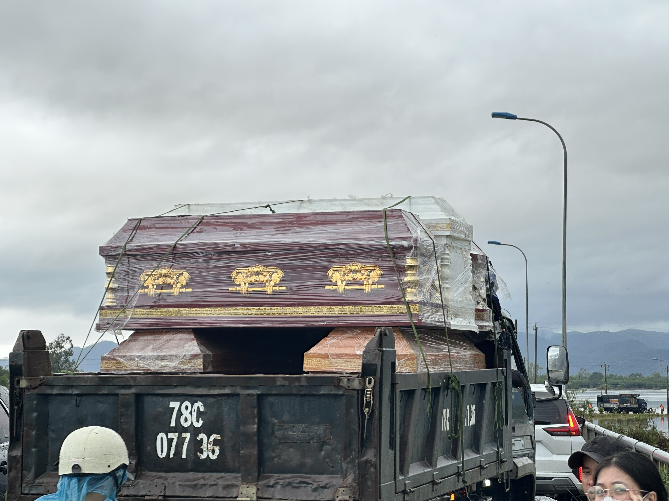 Hình ảnh xót xa từ rốn lũ Hòa Thịnh, Đắk Lắk