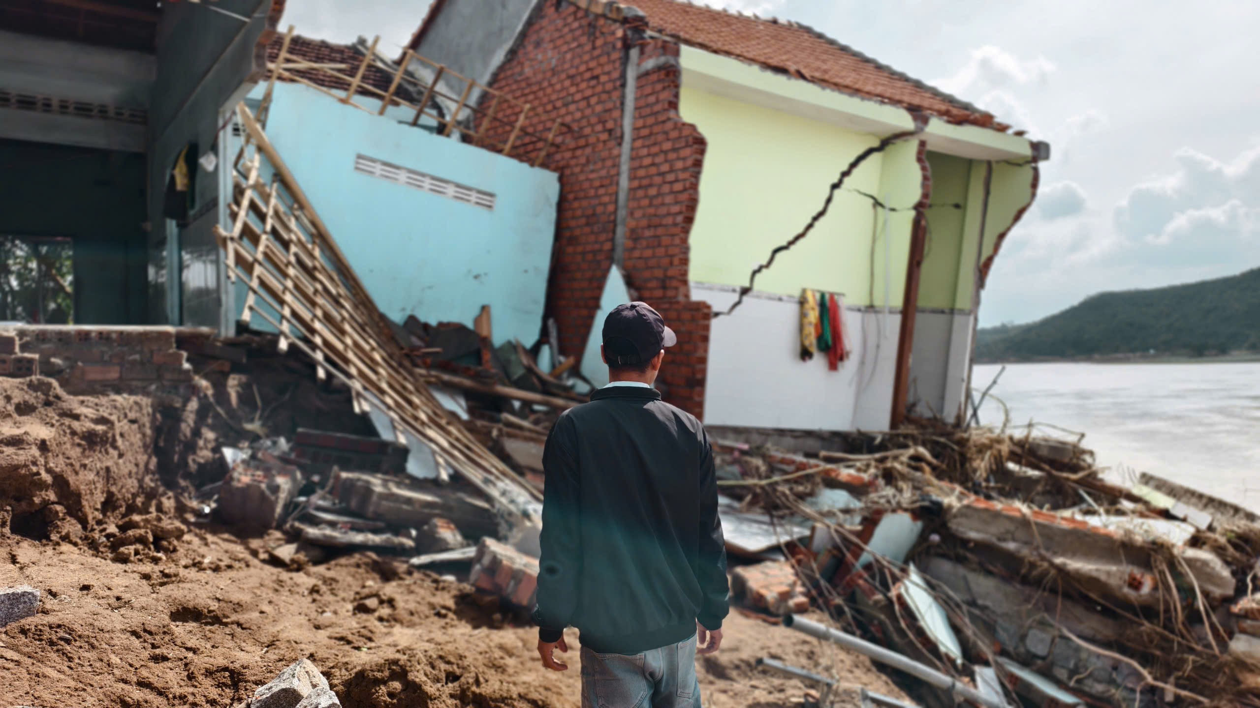 Lũ dữ cuốn sập nhiều nhà cửa ven sông Ba