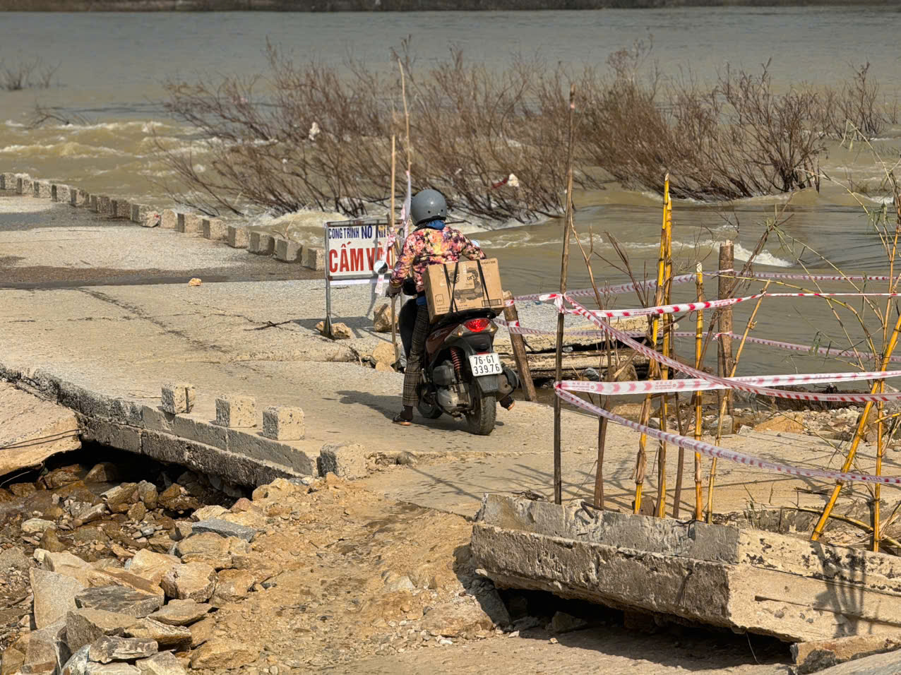 Cầu tràn Thạch Nham bị lũ đánh sập, người dân vất vả đi vòng hàng chục cây số