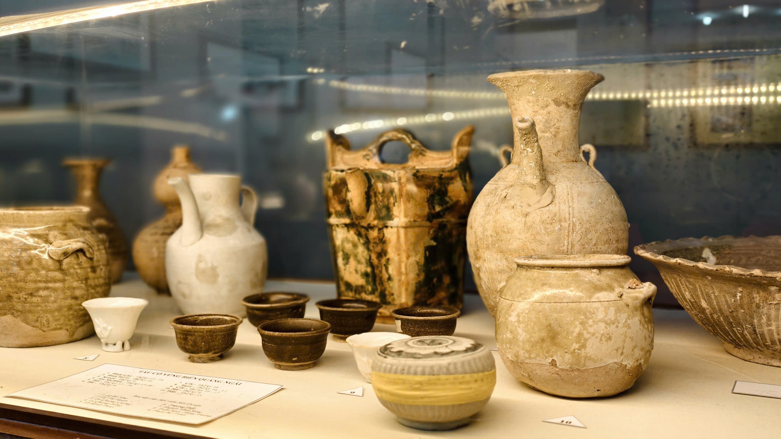 Cổ vật tàu cổ từ đáy biển cả nước đổ về Quảng Ngãi