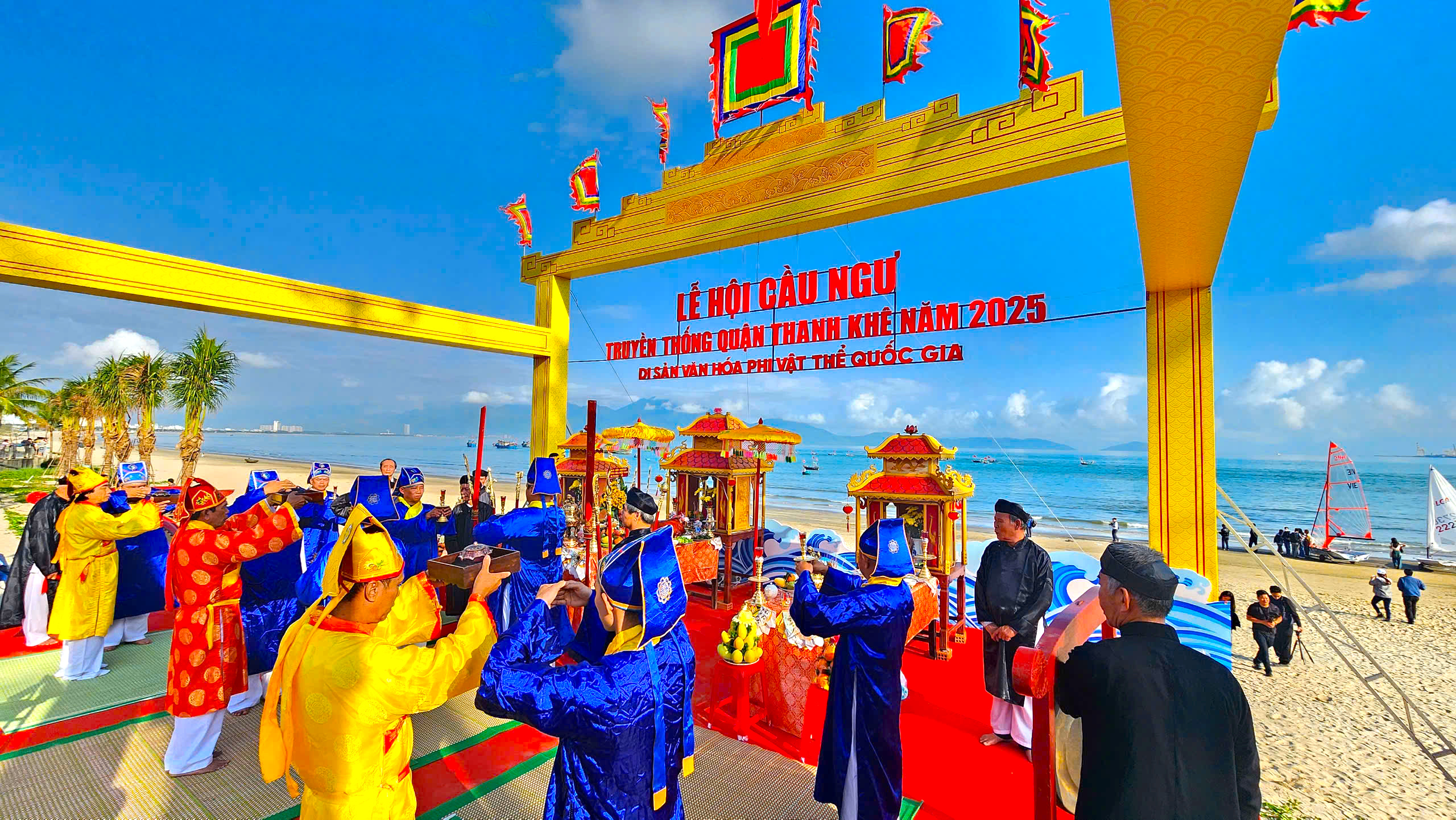 Ngư dân Đà Nẵng cầu cho thuyền to thúng nhỏ tôm cá đầy khoang