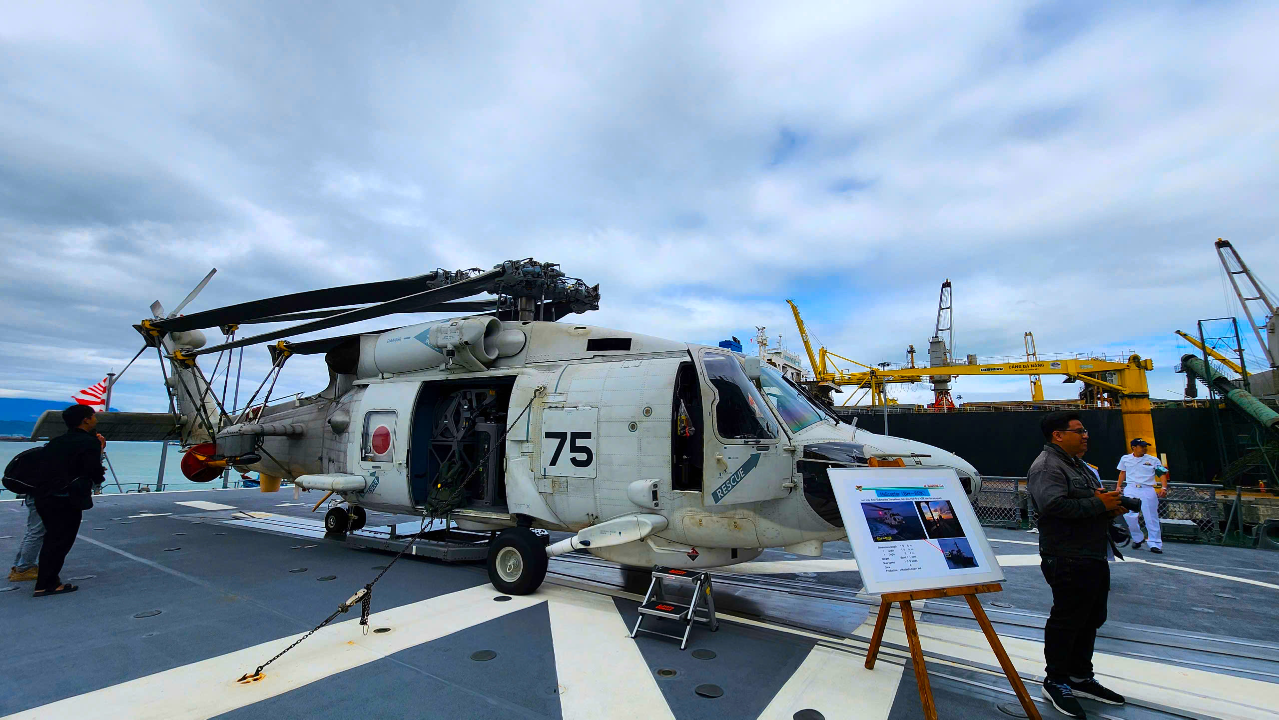 Dàn vũ khí trên tàu huấn luyện Suzunami của lực lượng tự vệ trên biển Nhật Bản