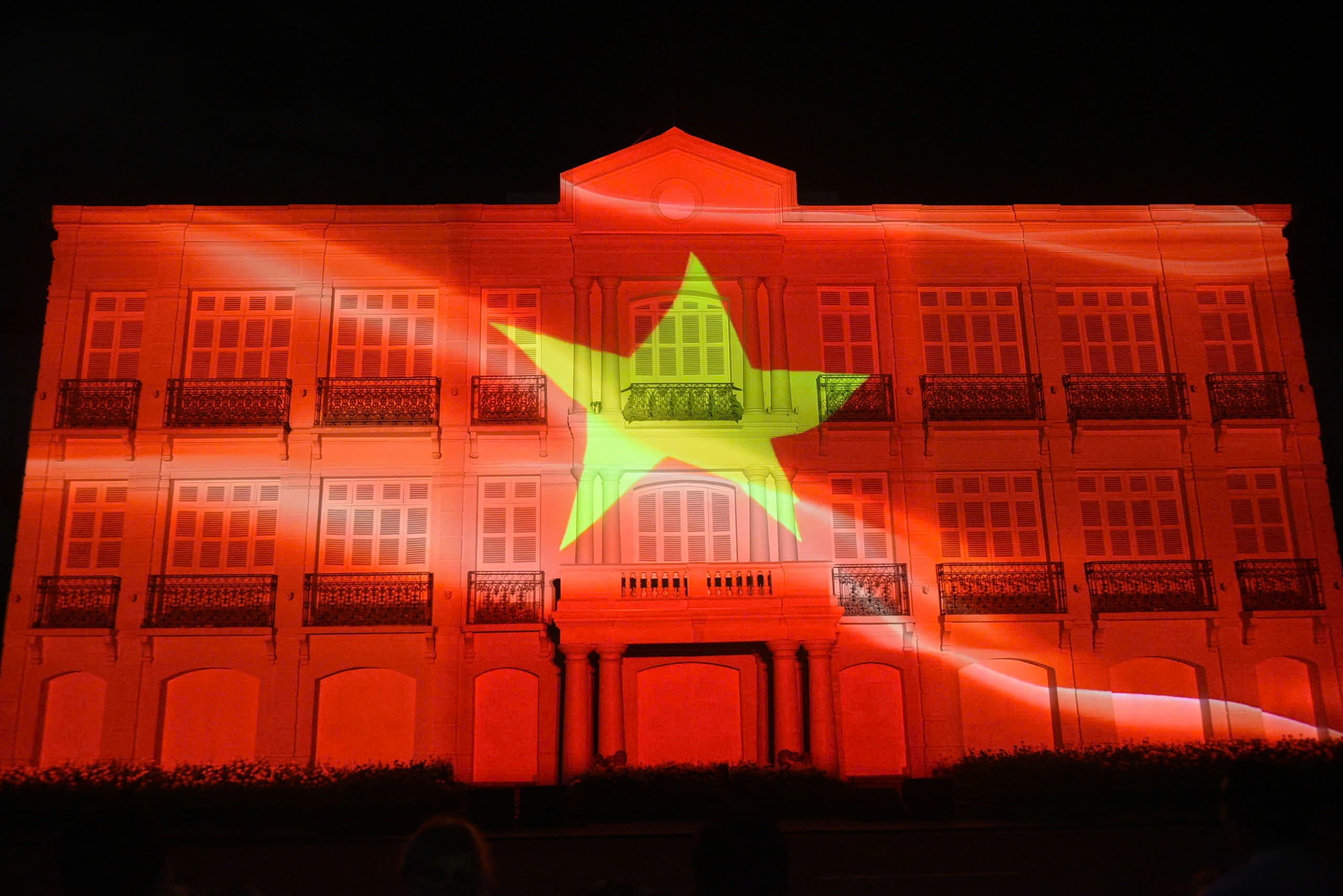 Hàng ngàn người đi xem phim công nghệ 3D Mapping lần đầu tiên ở Đà Nẵng