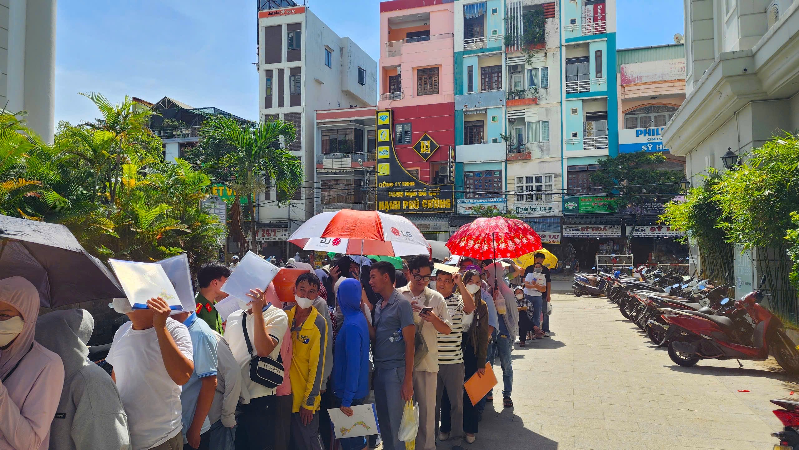 Người dân Đà Nẵng 'xí chỗ' từ chiều hôm trước để đăng ký mua nhà ở xã hội