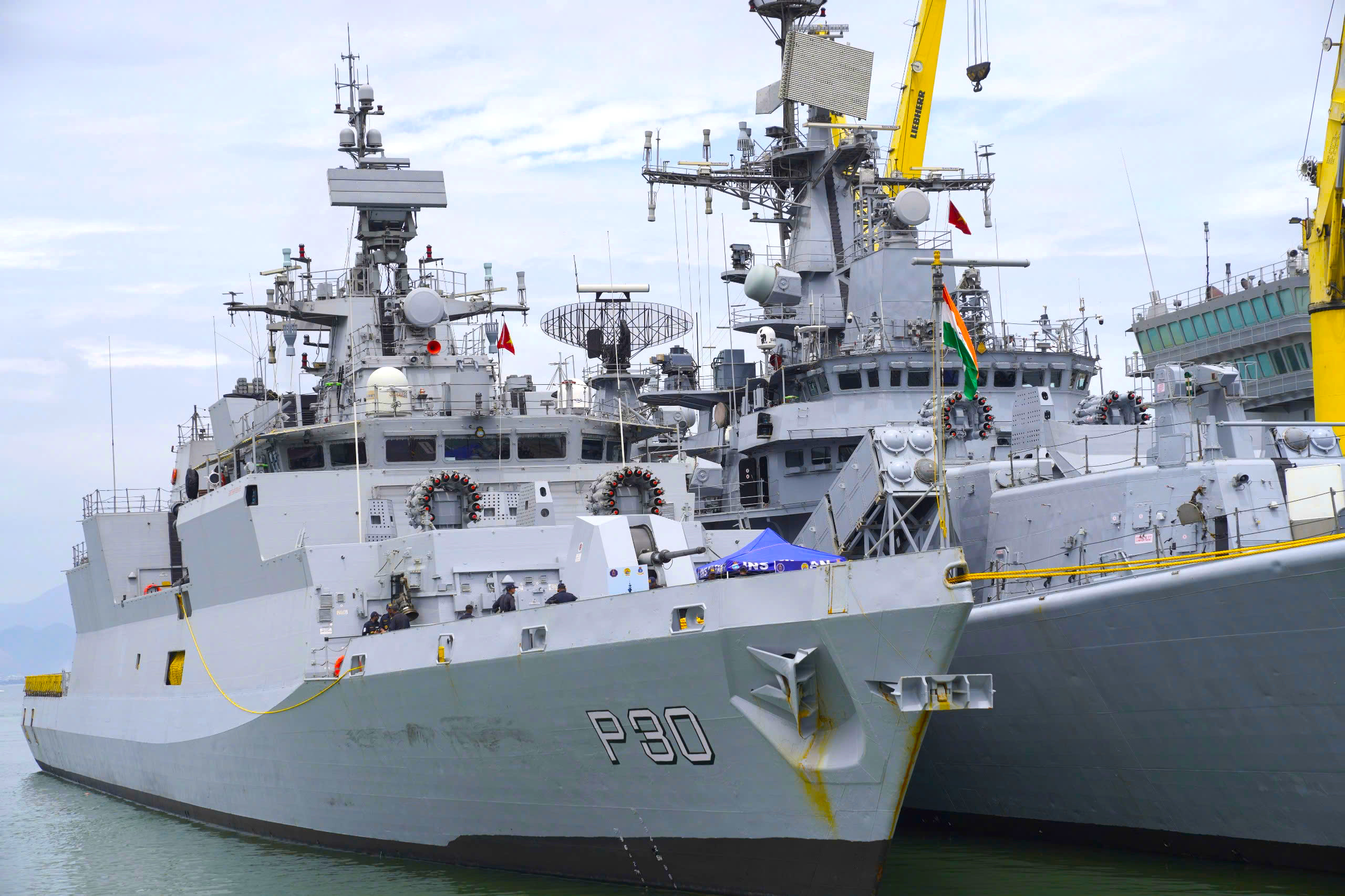 Tàu khu trục, hộ vệ chống ngầm Hải quân Ấn Độ tới Đà Nẵng huấn luyện song phương