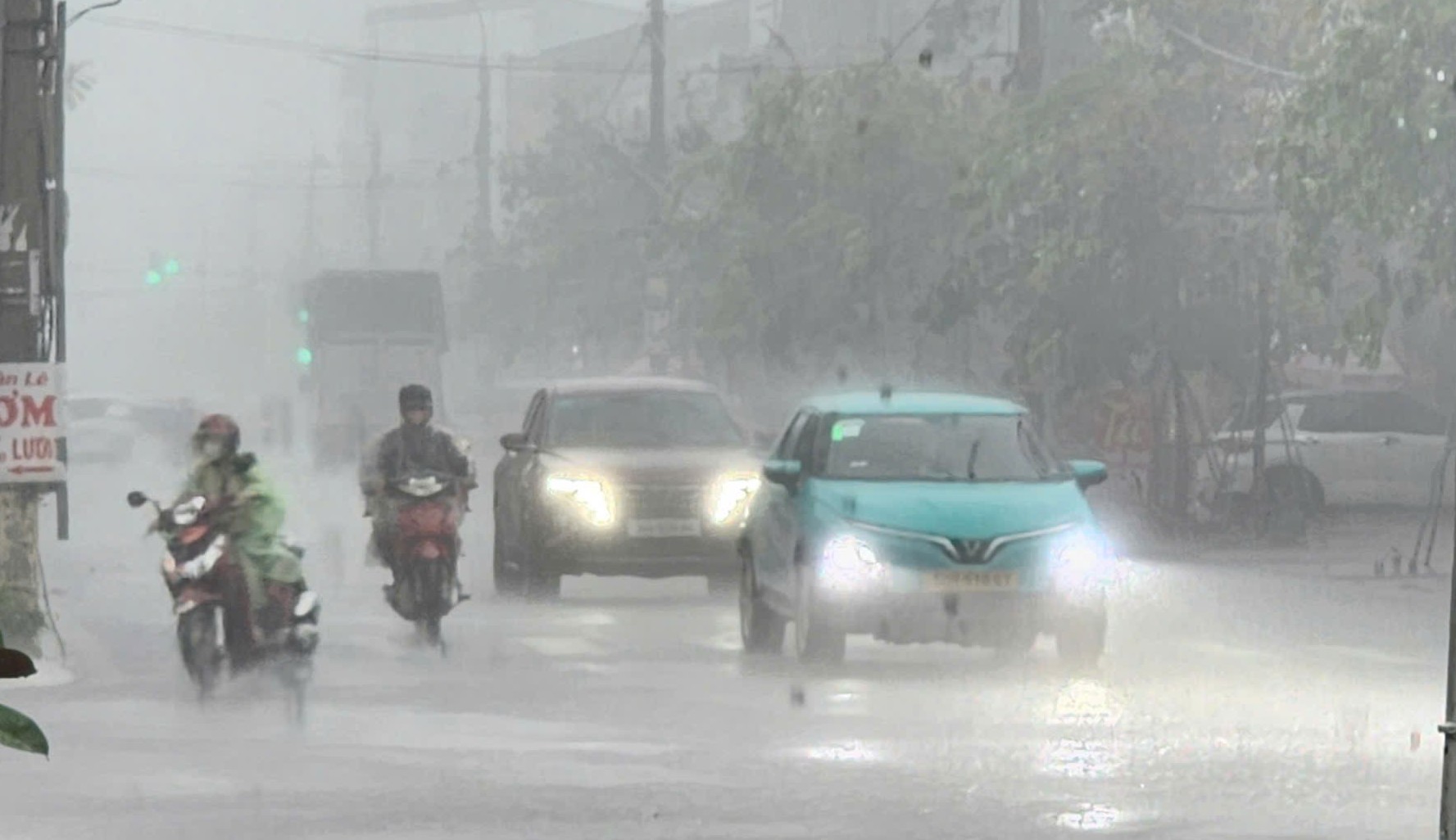 Mưa lớn kèm gió to đổ bộ Hà Tĩnh trước thềm bão số 6