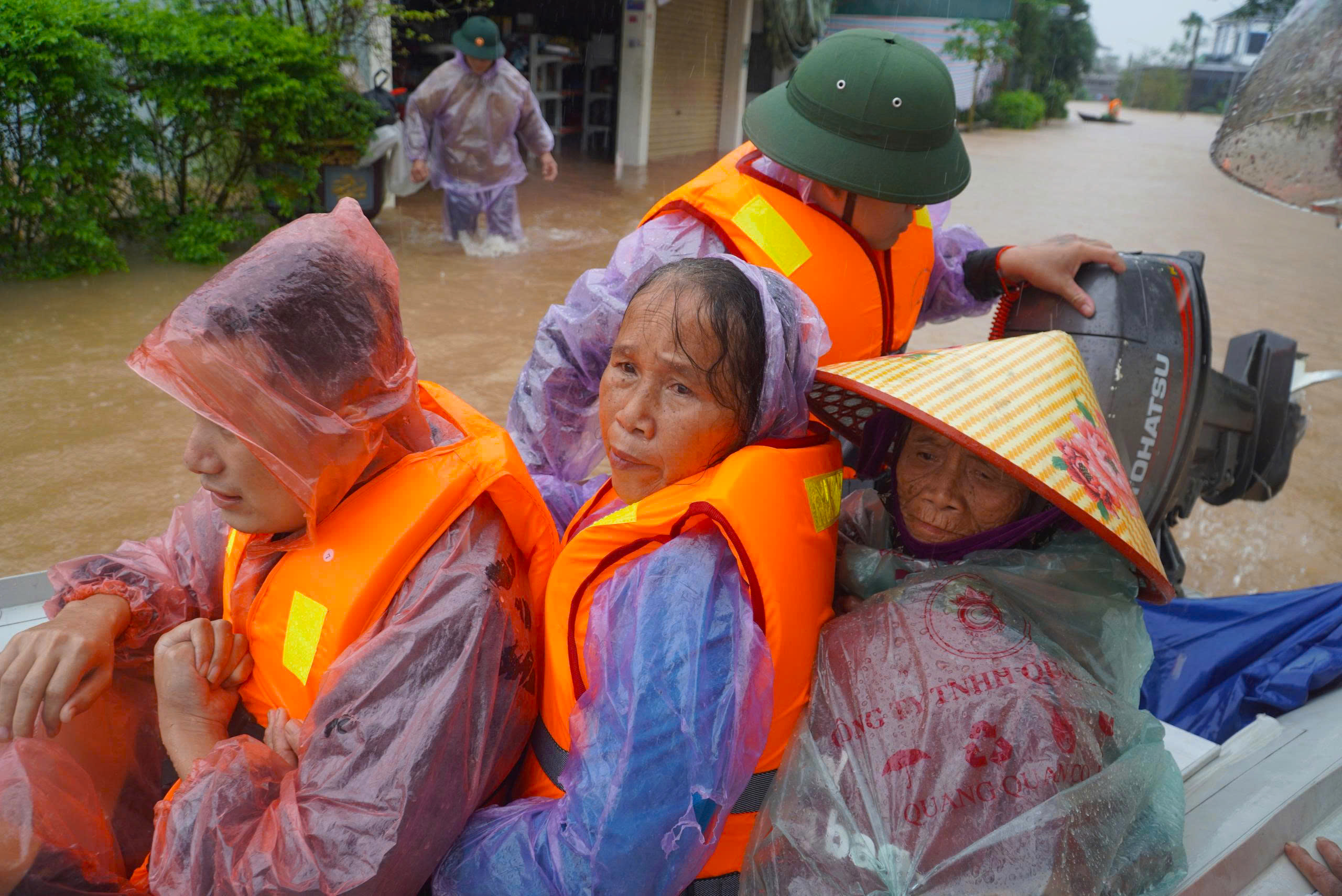 Mưa giảm dần, Hà Tĩnh còn hơn 4.000 hộ dân bị ngập nước