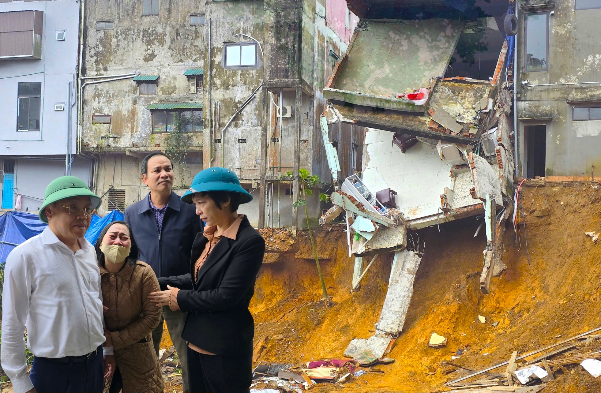 Mất nhà do sạt lở, người dân bật khóc ôm lãnh đạo tỉnh Quảng Trị cầu cứu