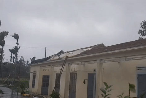 Live: Bão số 9 đổ bộ vào đất liền, quần tan hoang Quảng Ngãi