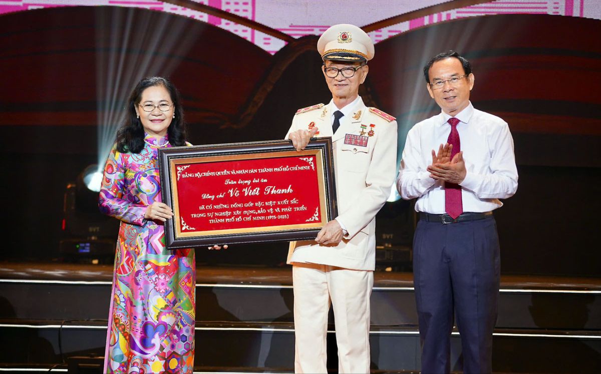 Bí thư Thành ủy TP.HCM Nguyễn Văn Nên và Chủ tịch HĐND TP.HCM Nguyễn Thị Lệ trao bảng vàng tôn vinh cho nguyên Chủ tịch UBND TP.HCM Võ Viết Thanh tại lễ tuyên dương 60 cá nhân tiêu biểu trong sự nghiệp xây dựng, bảo vệ và phát triển TP.HCM (1975-2025) vào ngày 22-4.