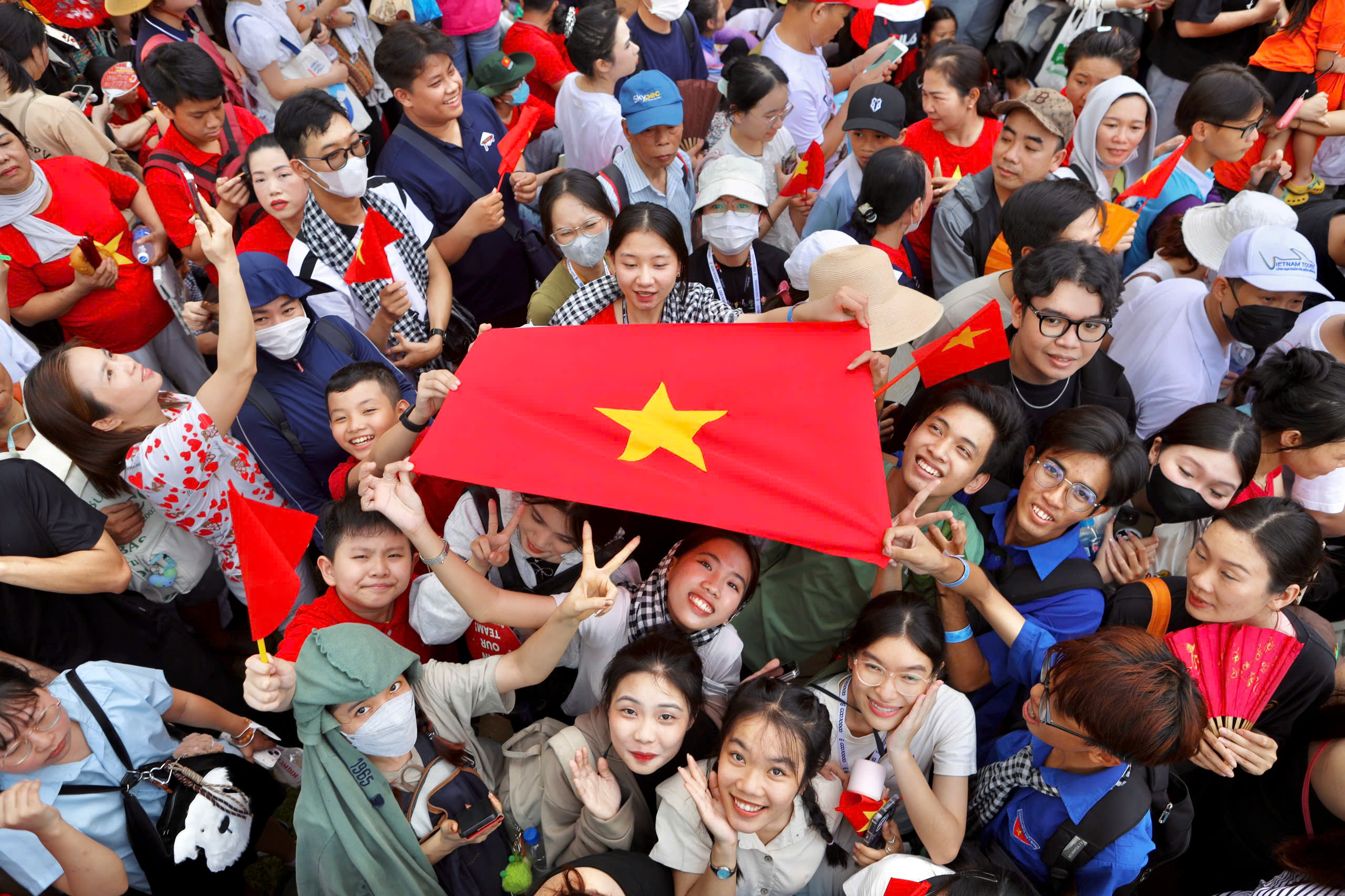 Thống nhất đất nước, đoàn kết một lòng vì lợi ích cả dân tộc