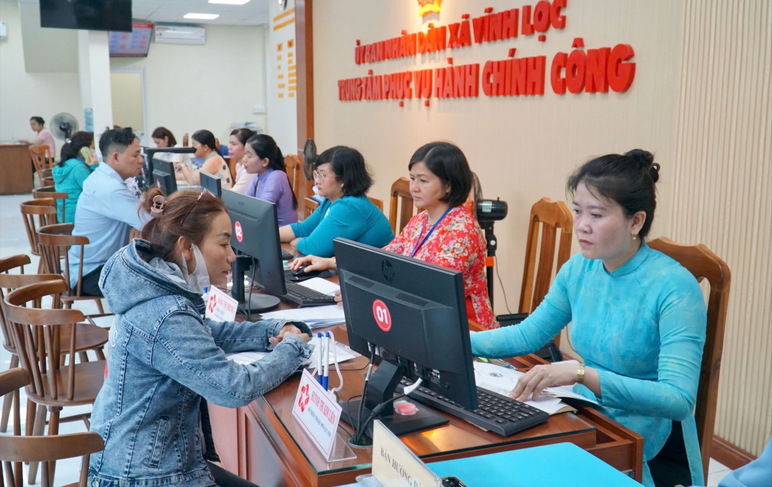 Trung tâm phục vụ hành chính công xã Vĩnh Lộc, TP.HCM bố trí chín quầy tiếp nhận hồ sơ theo từng lĩnh vực chuyên môn; sắp xếp thêm các quầy phục vụ riêng cho lĩnh vực bảo hiểm, tư vấn thuế…