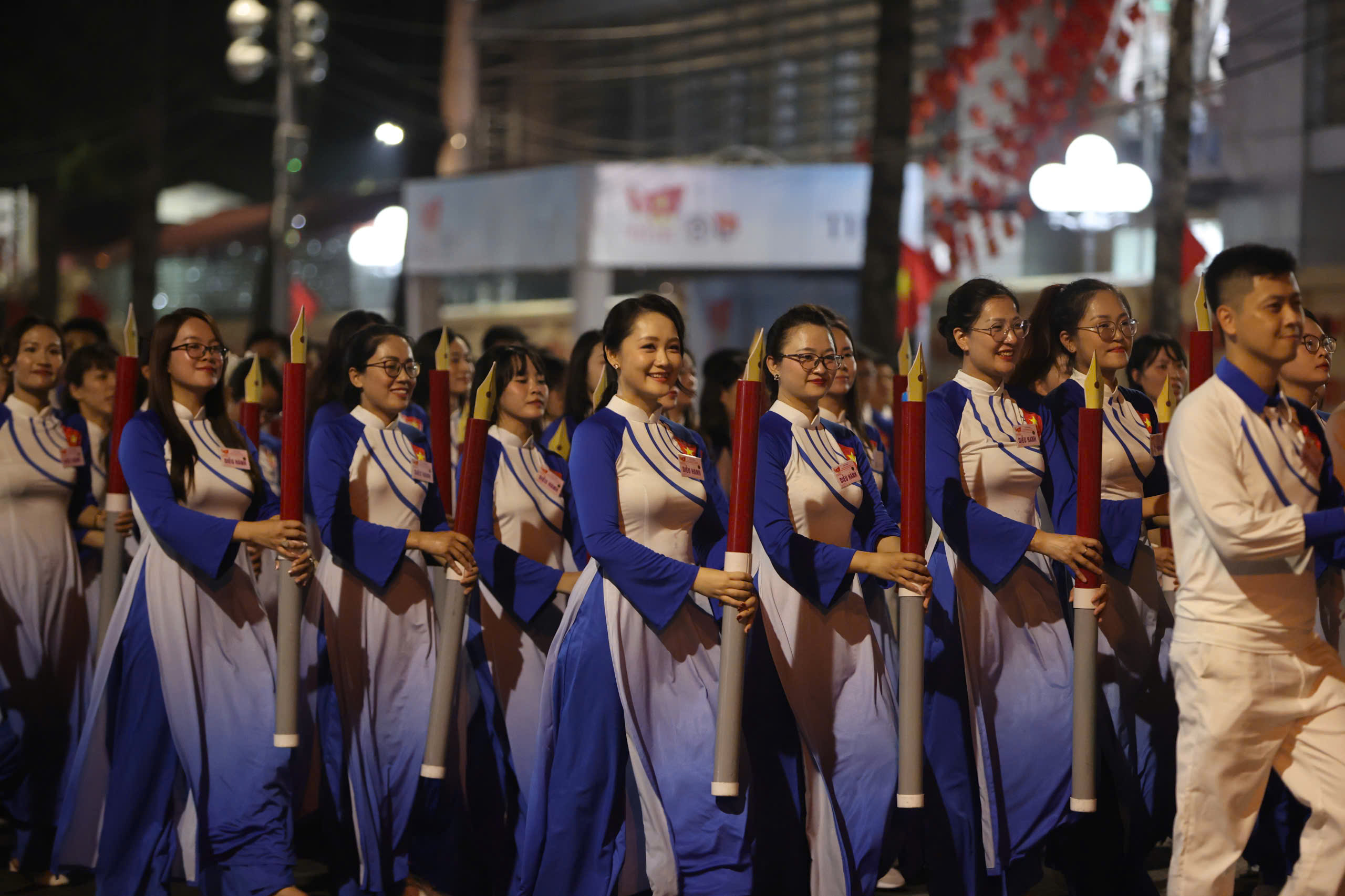 Các đoàn diễu binh, xe pháo quân sự A80 tỏa ra đường phố, chung vui với nhân dân