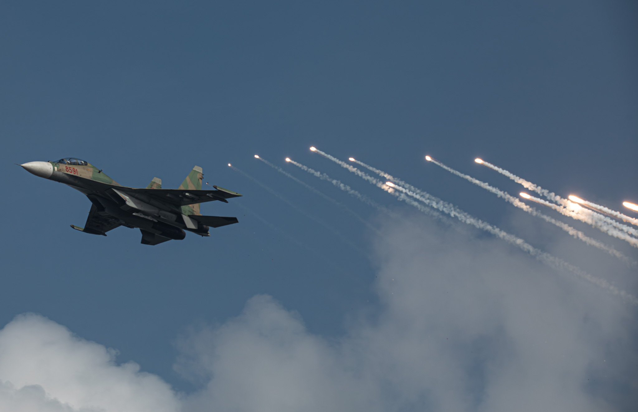 Su-30MK2, Yak-130 chao lượn, thả nhiễu nhiệt trên bầu trời Ba Đình ngày Quốc khánh 