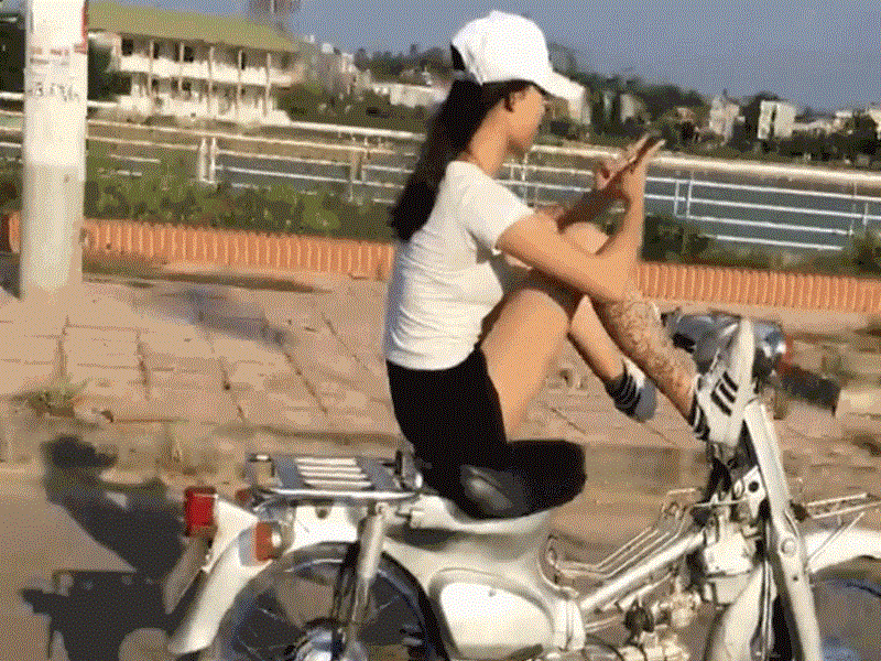 Chân dung nữ sinh xăm trổ, dùng chân lái xe máy như làm xiếc