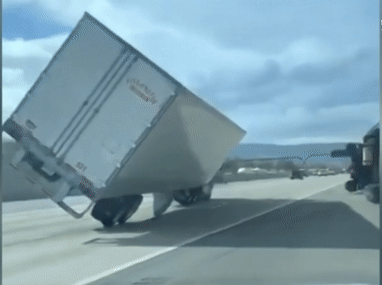 Gió lớn quật ngã 45 xe tải