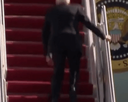 Video: Tổng thống Biden vấp ngã 3 lần khi đi lên không lực