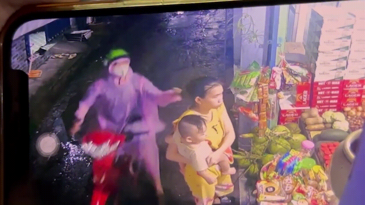 Bị giật dây chuyền, người phụ nữ bế con nhỏ ngã nhào xuống đường