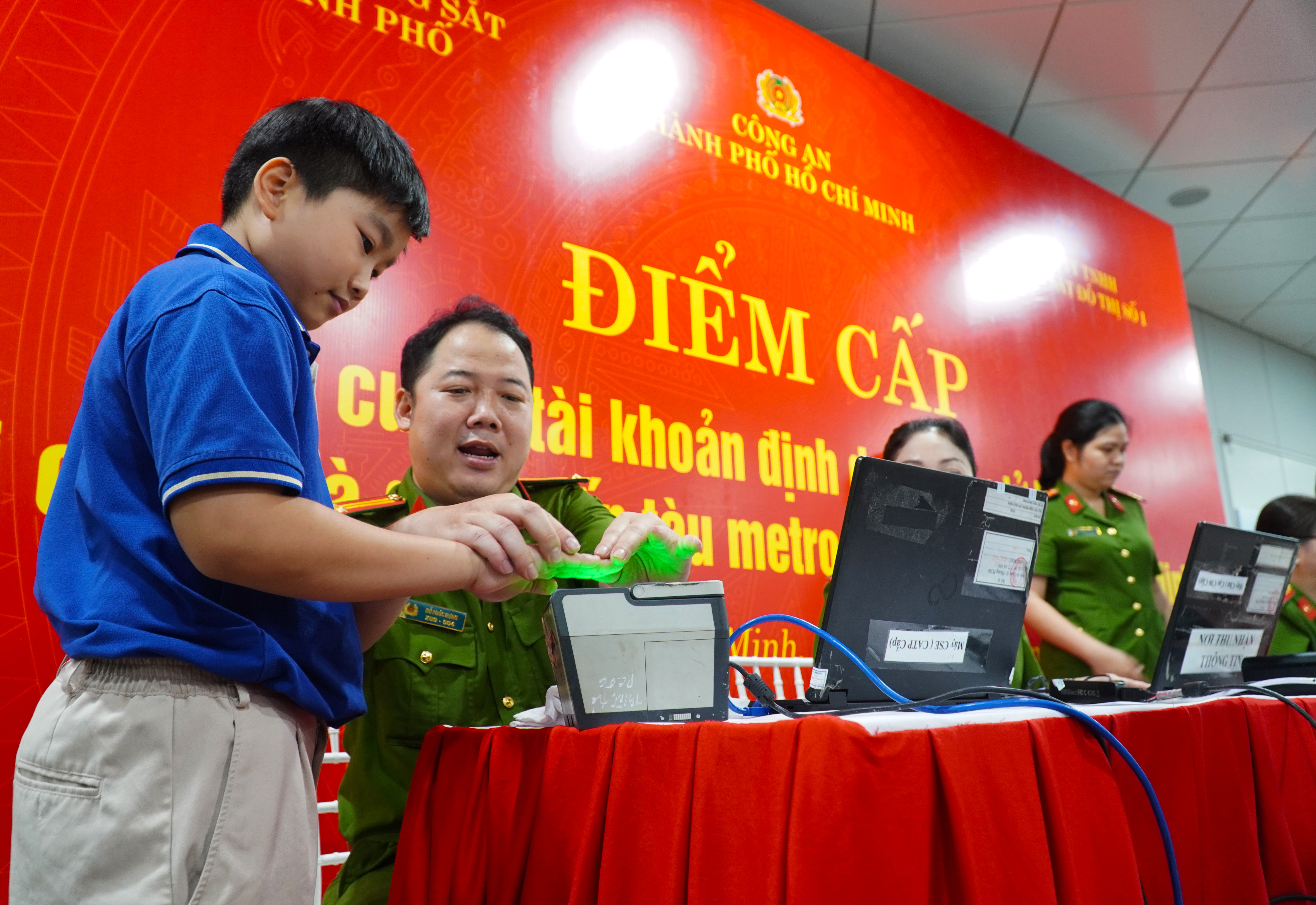 Chùm ảnh: TP.HCM cấp căn cước và tài khoản định danh điện tử tại nhà ga Metro số 1