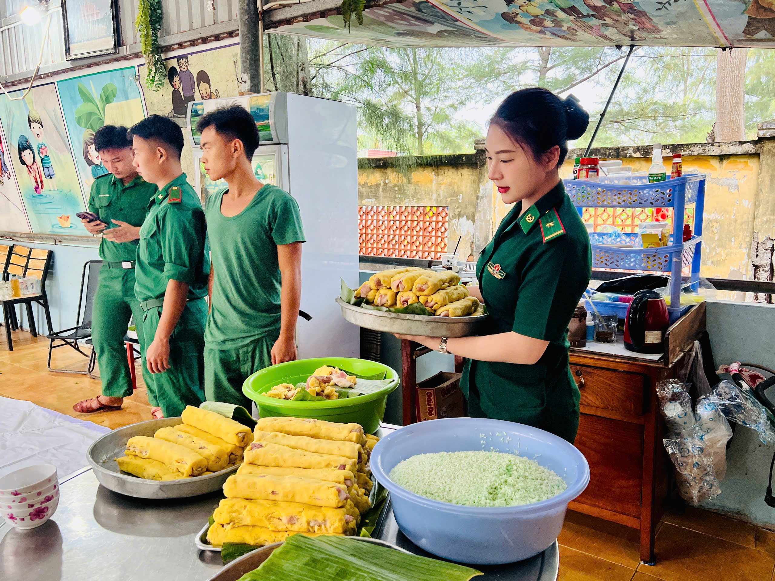 Chiến sĩ biên phòng mang xuân về xã đảo Cần Giờ