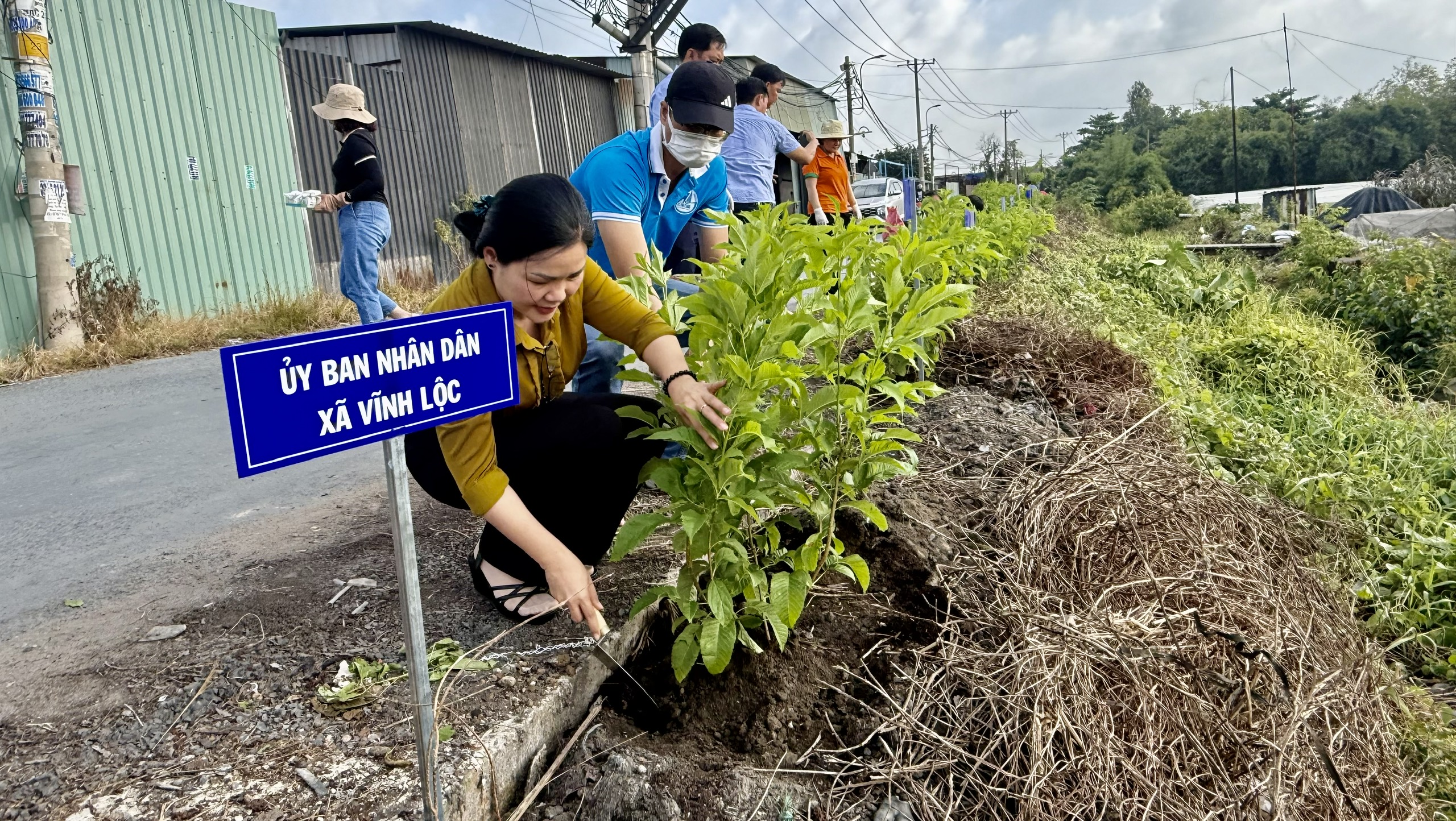 Tăng cường giám sát, lắp camera để dẹp tình trạng xả rác ở xã Vĩnh Lộc