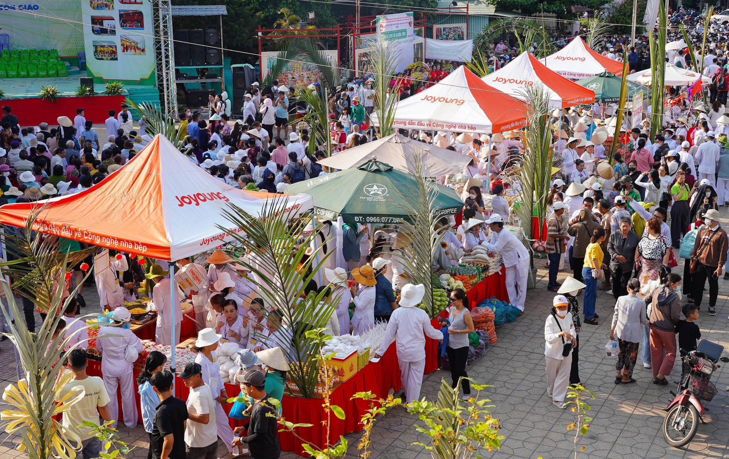 Hơn nghìn người dân TP.HCM tham gia phiên chợ lá thay tiền