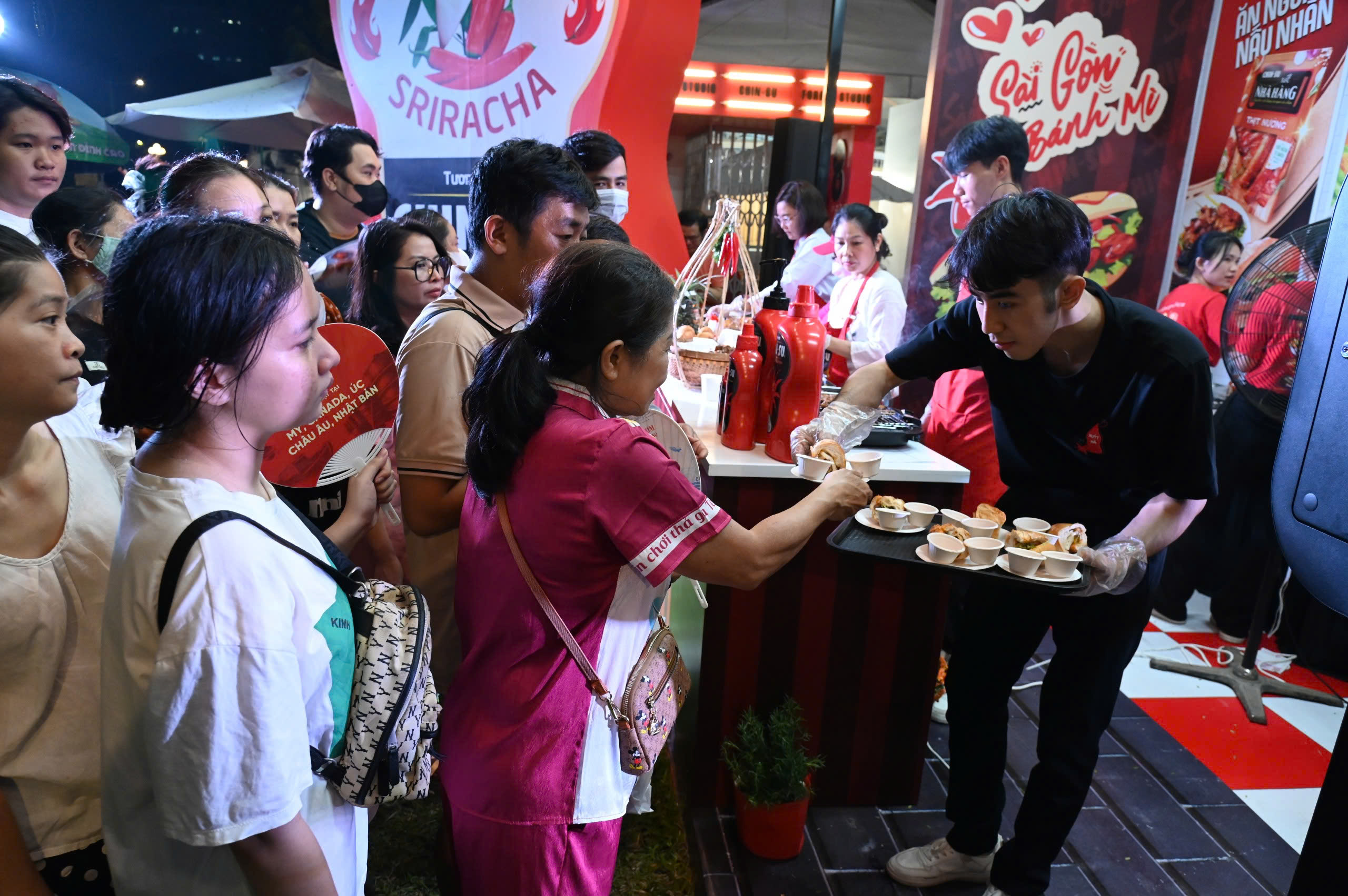 Người dân háo hức check-in, thưởng thức bánh tại Lễ hội bánh mì Việt Nam lần 3