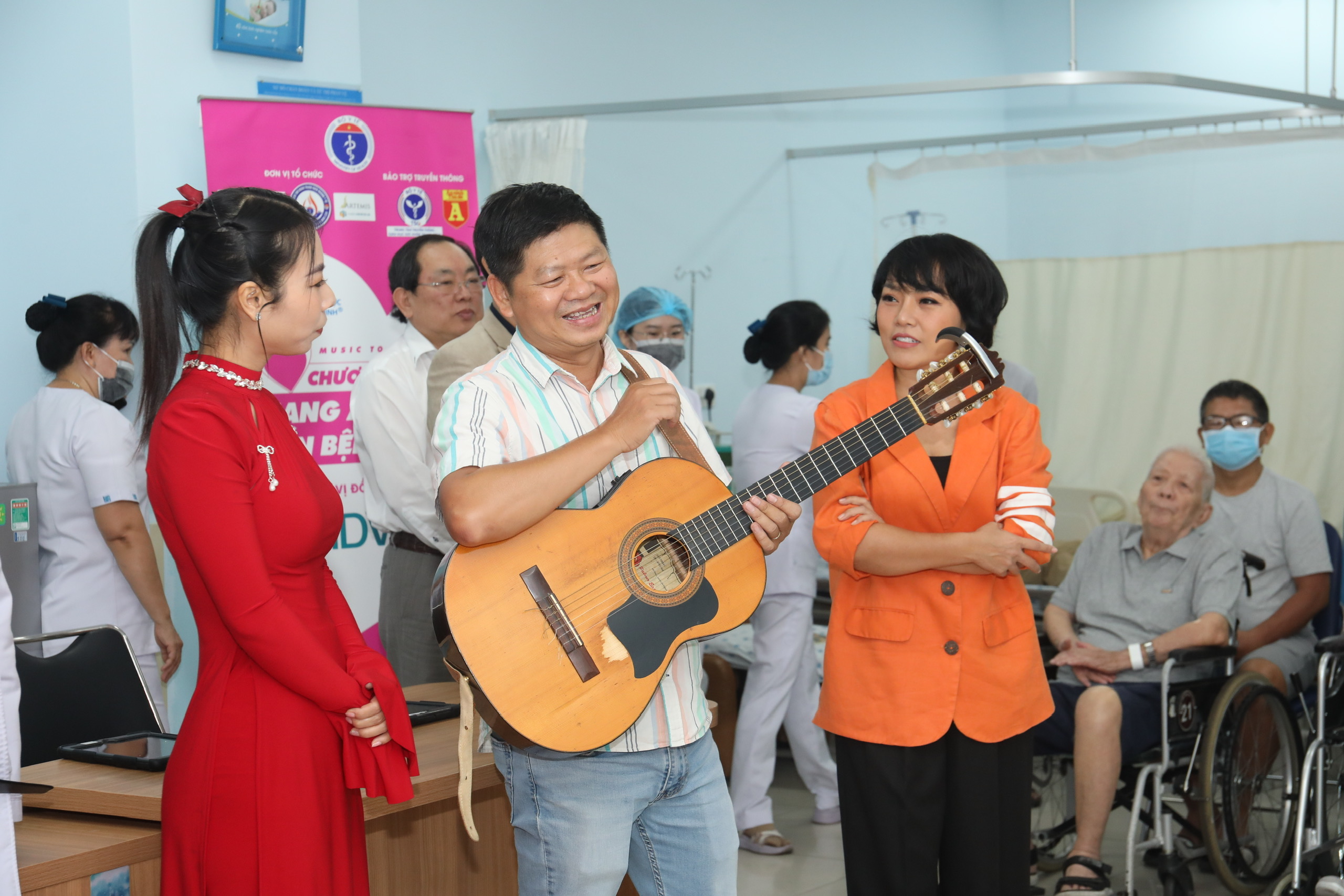 Mang âm nhạc đến bệnh viện đổi lấy liều thuốc quý cho người bệnh