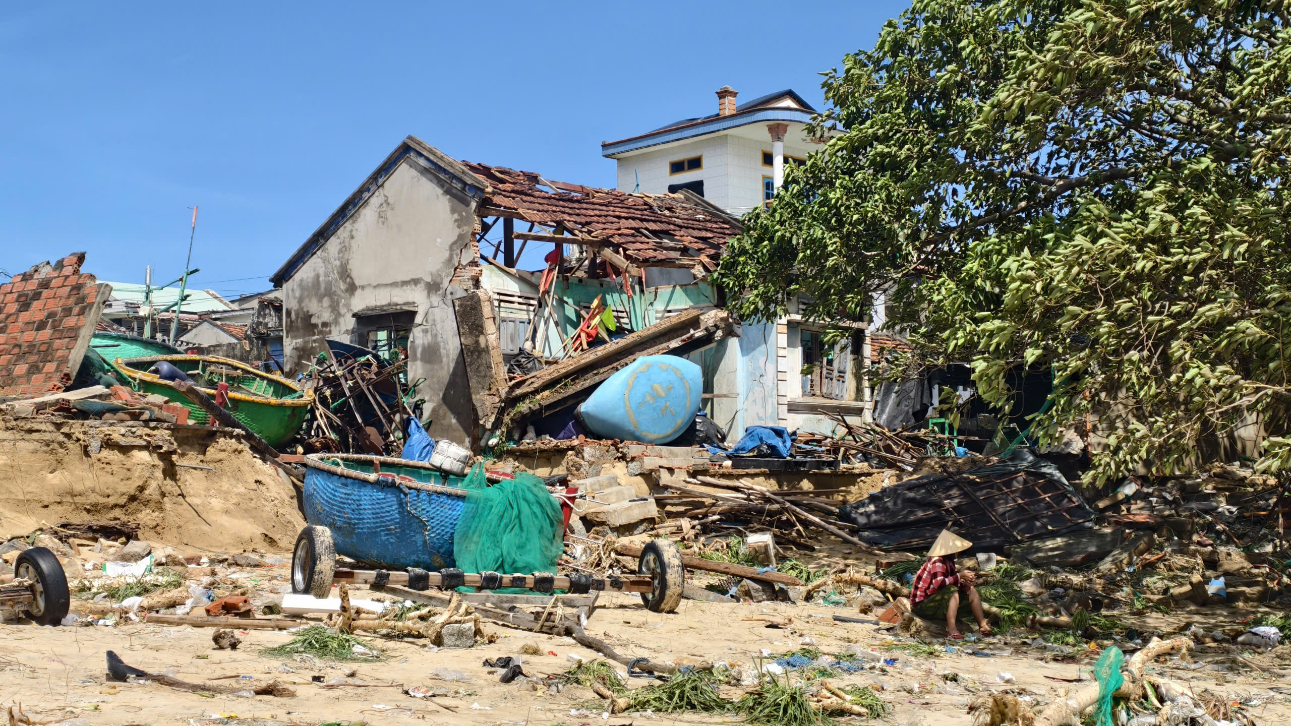 Cận cảnh làng chài Xuân Thạnh tan hoang, đổ nát sau bão số 13