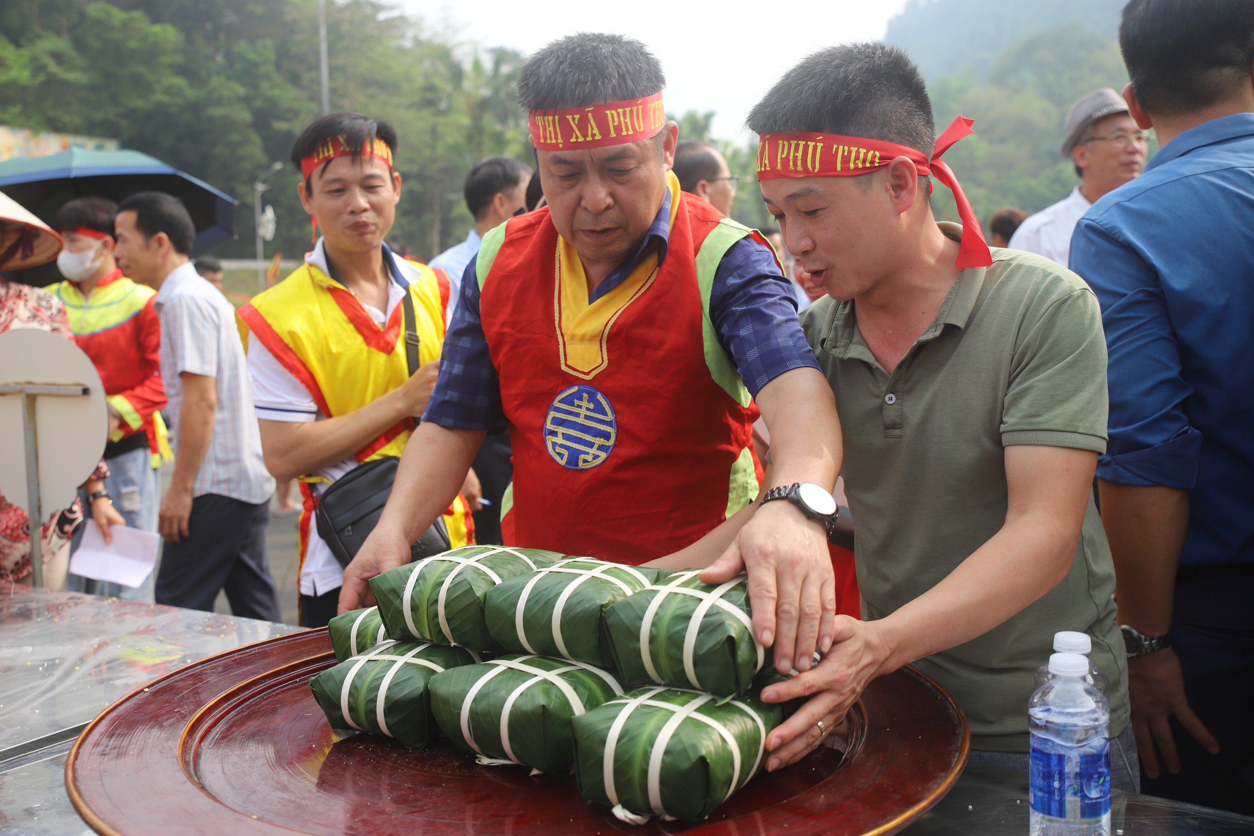 Lên đền Hùng xem thi gói bánh chưng, giã bánh giầy dịp Giỗ Tổ Hùng Vương