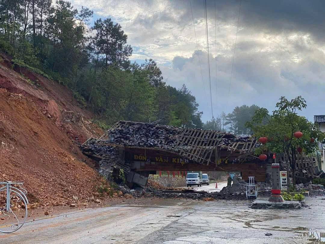 Video: Sập cổng chào vào cao nguyên đá Đồng Văn