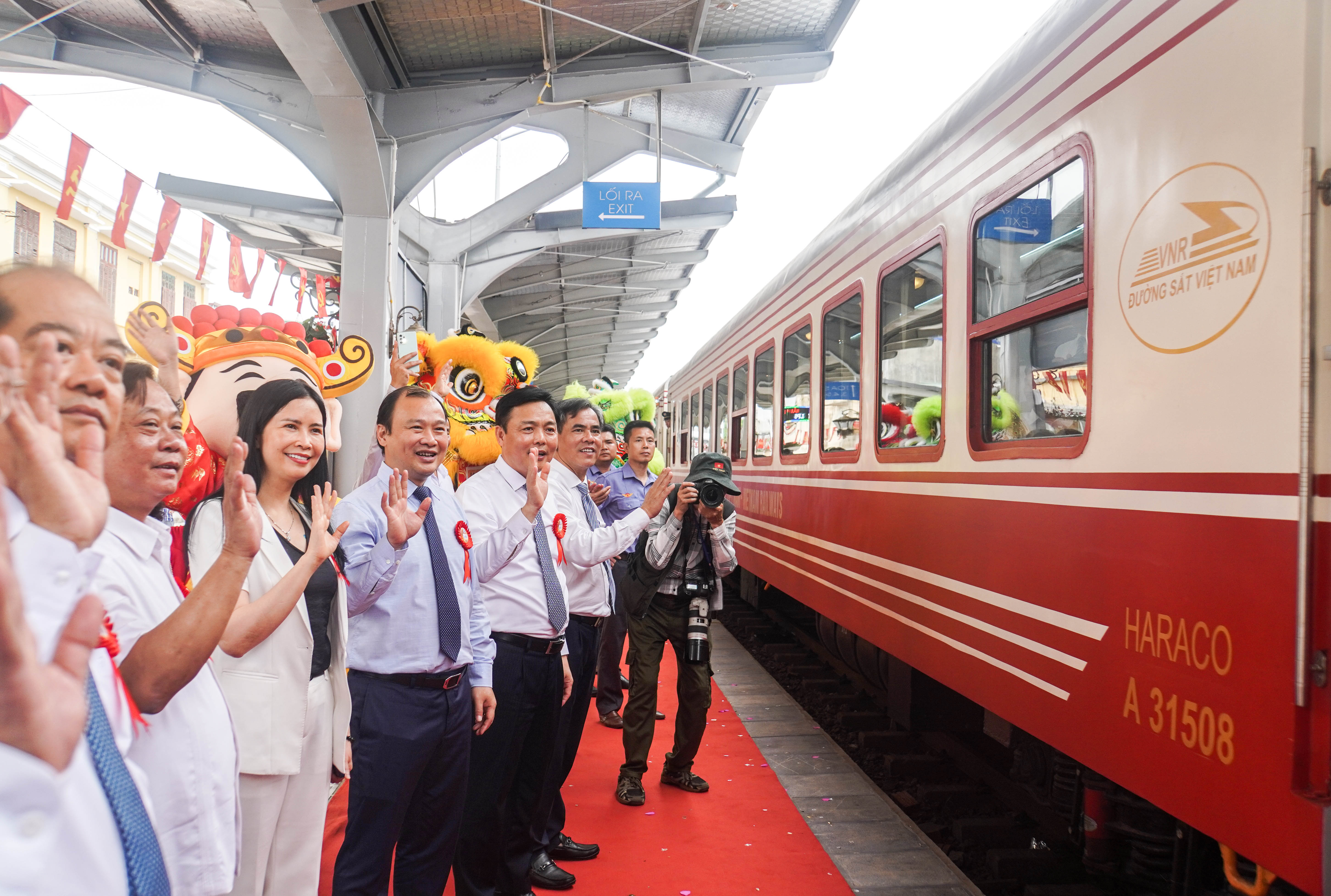 Khai trương đoàn tàu quý tộc 'Hoa Phượng Đỏ' 