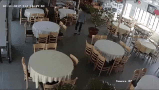 Thoát chết hi hữu khi xe trộn bê tông lao vào quán ăn