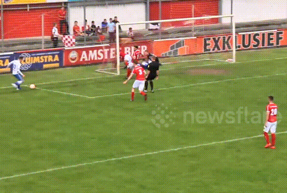 Video: Khoảnh khắc trọng tài ghi bàn thắng tại giải Hà Lan